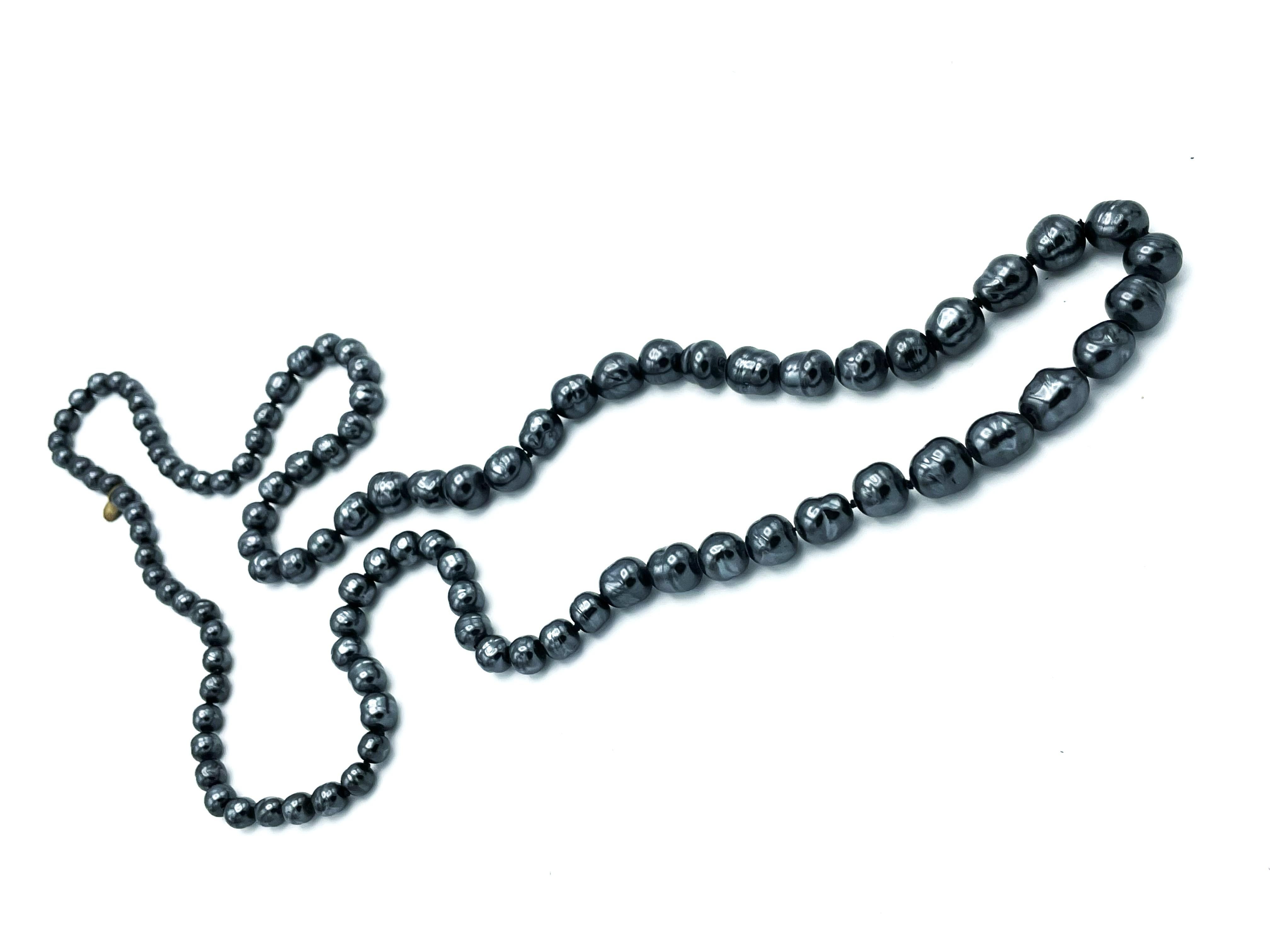 CHANEL SAUTOIR aus anthrazitfarbenen, anthrazitfarbenen Barockperlen mit Farbverlauf, 1981 im Zustand „Hervorragend“ im Angebot in Stuttgart, DE