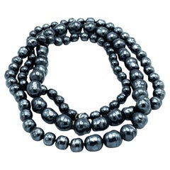 CHANEL SAUTOIR consisting of gradient anthracite-colored baroque pearls, 1981