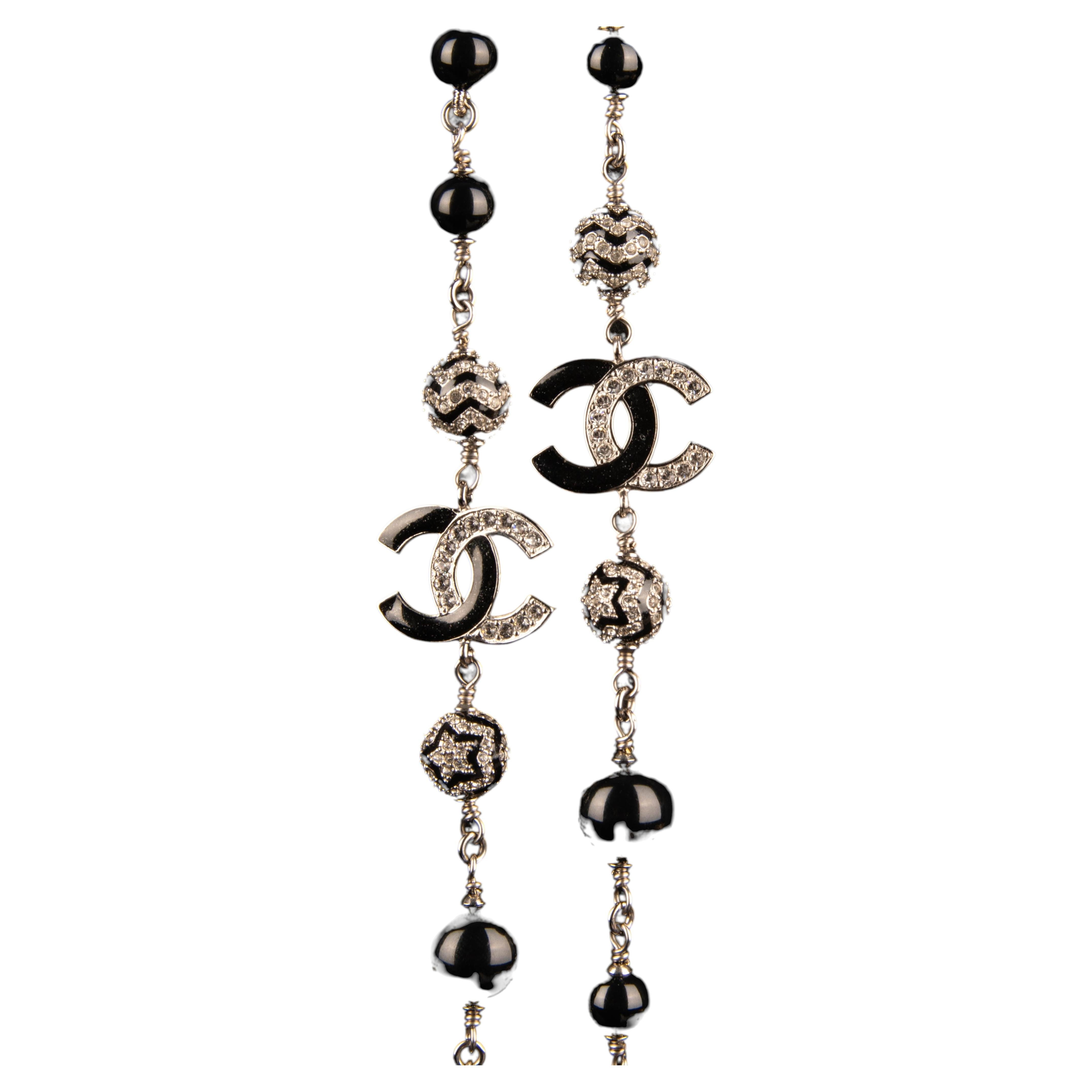 Collier sautoir Chanel par Virginie Viard Automne-Hiver 2023
