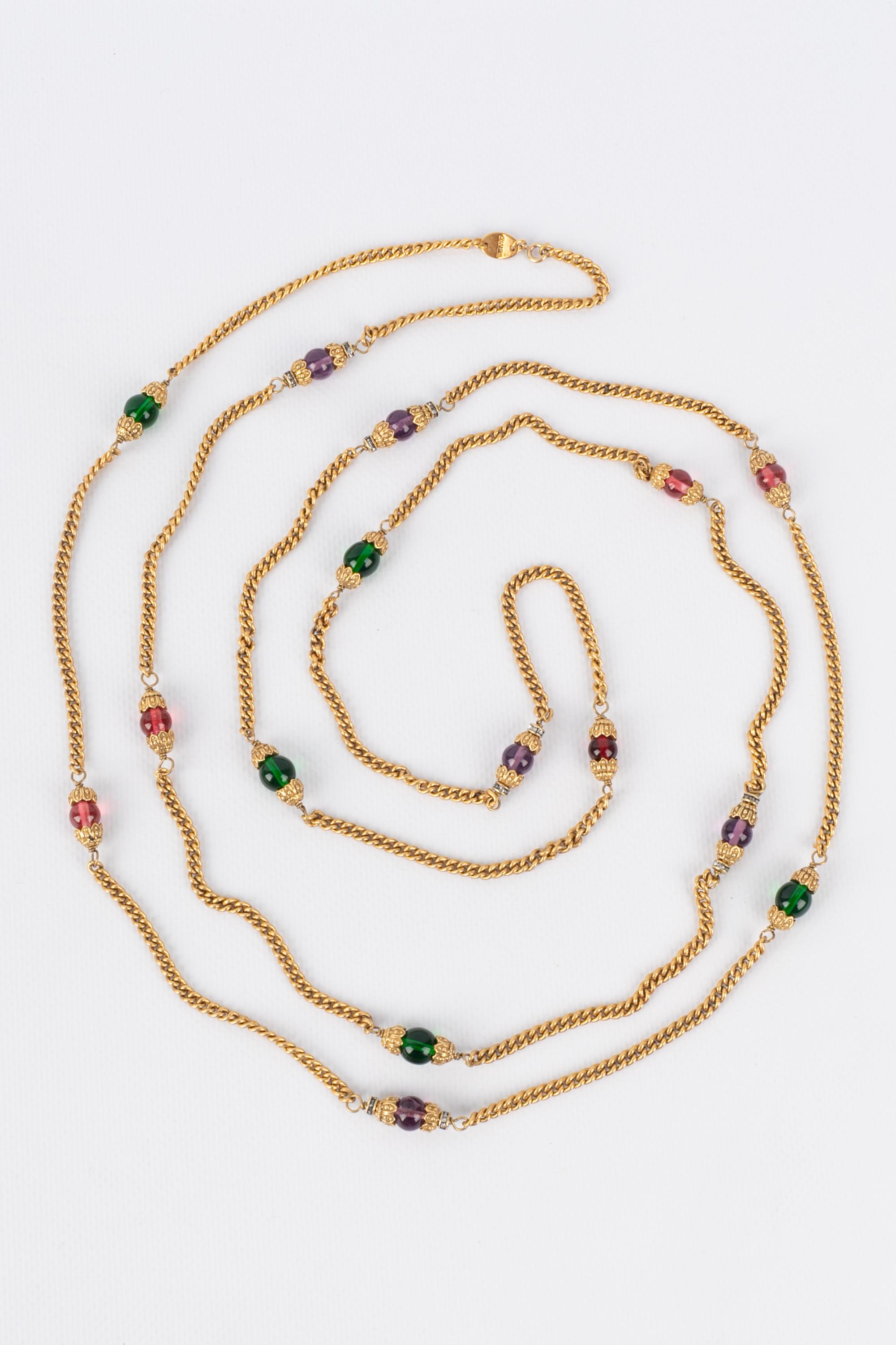CHANEL - (Made in France) Golden metal sautoir with colored glass pearls. Jewelry from the 1970s.

Condition:
Very good condition

Dimensions:
Length: 195 cm

CB262