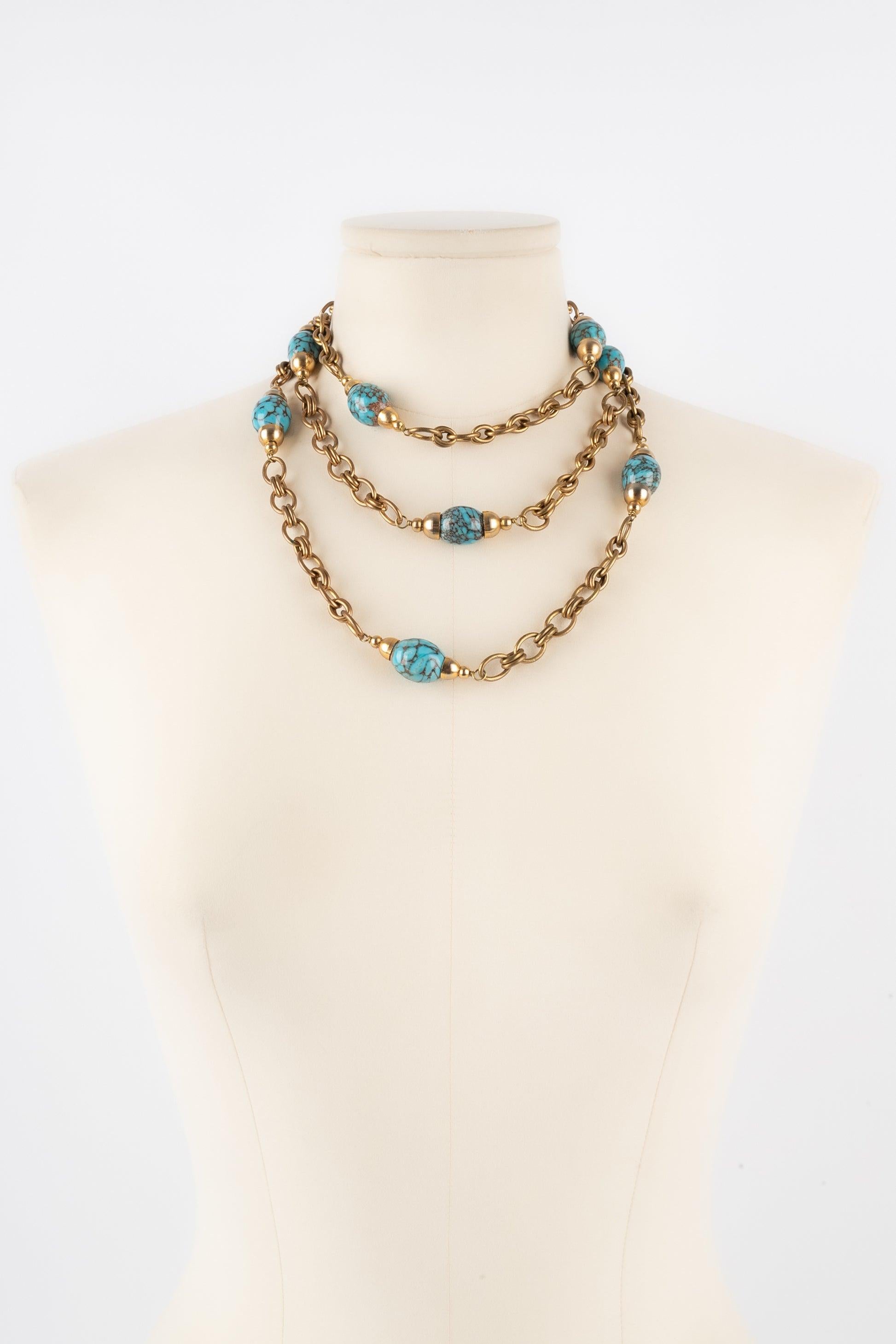 Chanel - (Made in France) Golden metal sautoir necklace with turquoise glass pearls. Collection from the Coco era.

Additional information:
Condition: Very good condition
Dimensions: Length: 142 cm

Seller Reference: CB20
