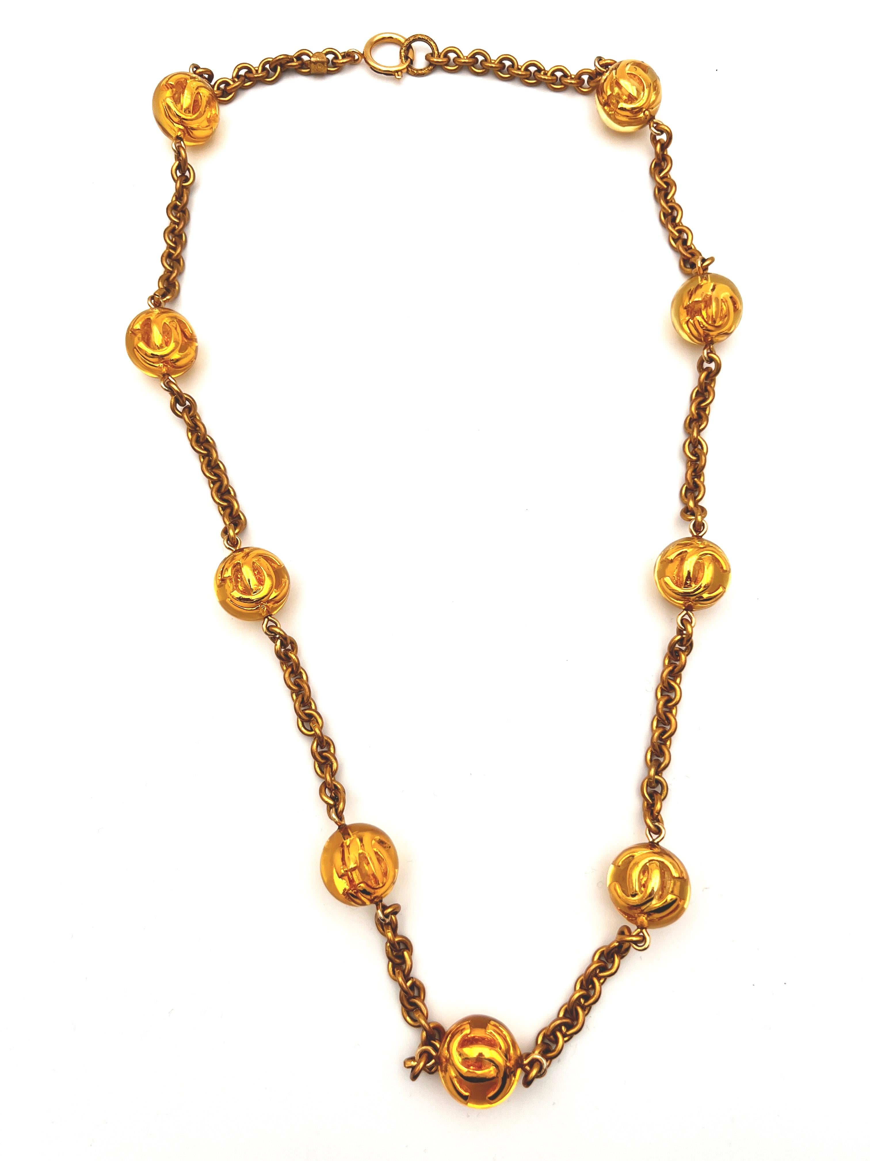 Extremely rare sautoir necklace with 9 ball of resin with gold CC logo inclusion inside the ball. Gold color chain . 
Stamp Chanel 2cc5. Made in France.
