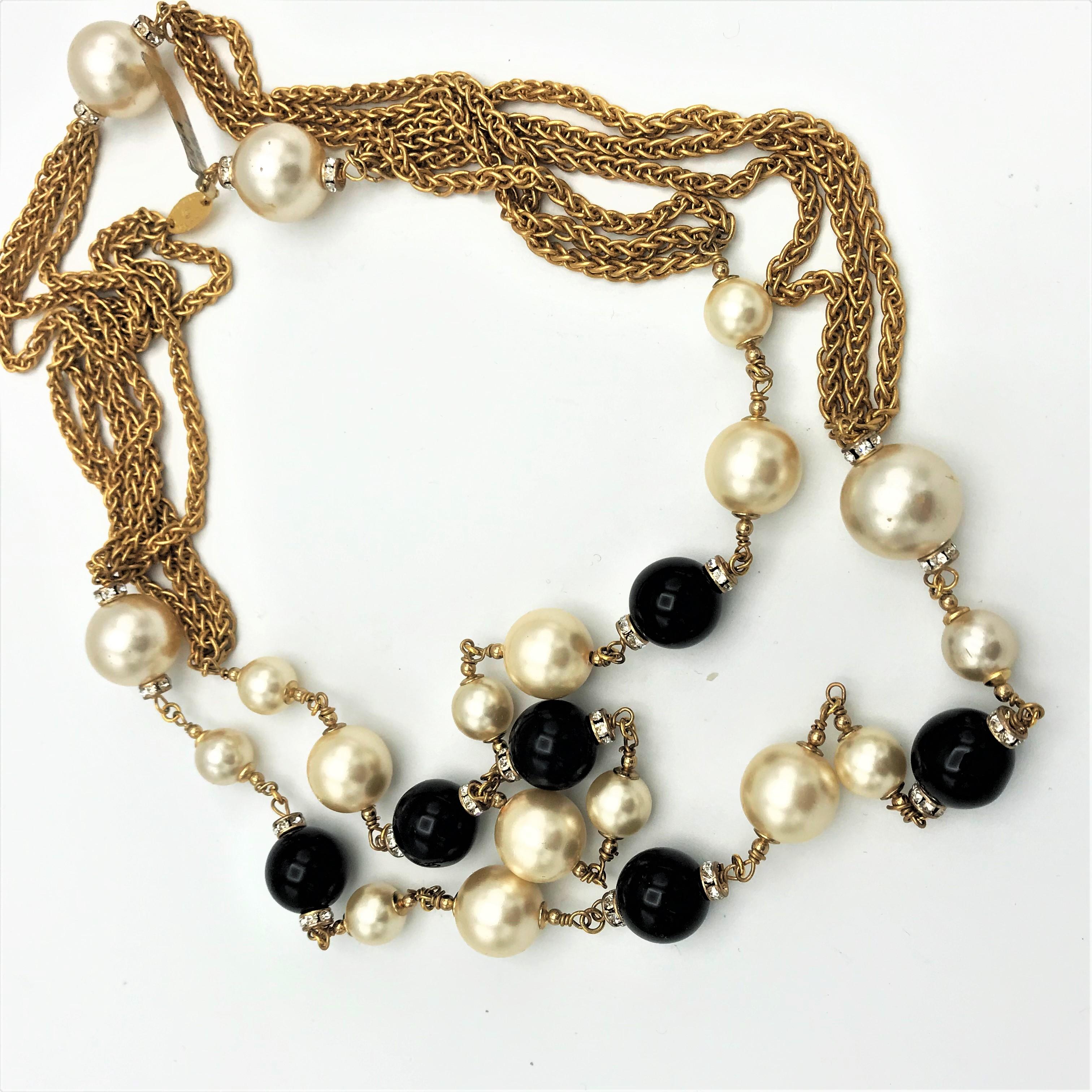 Artisan Chanel Necklace with imitation pearls and black Gripoix balls, signed 1990s For Sale