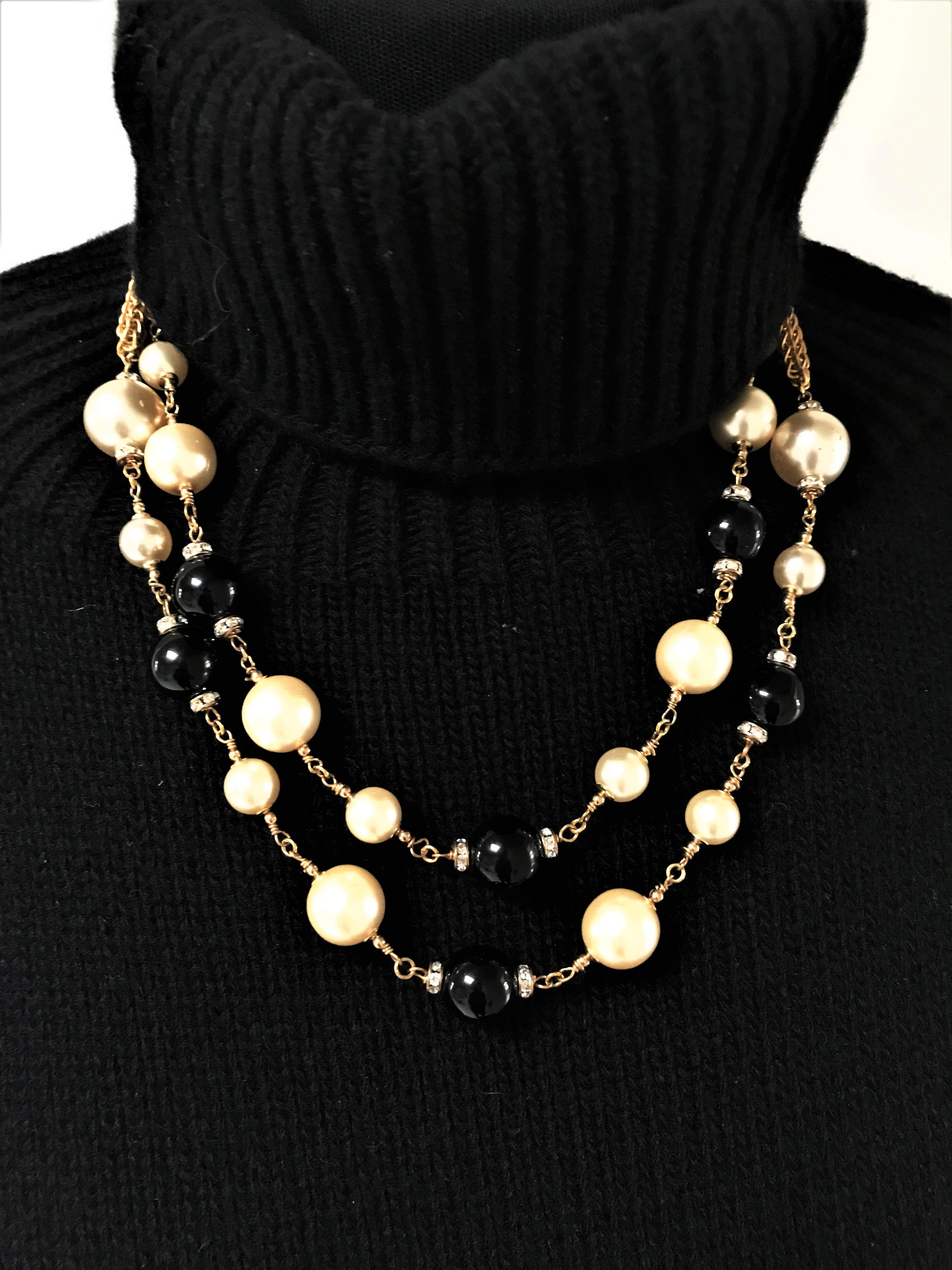 Chanel Necklace with imitation pearls and black Gripoix balls, signed 1990s In Good Condition For Sale In Stuttgart, DE