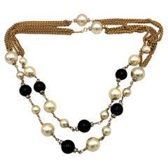 Collier Chanel avec perles d'imitation et boules Gripoix noires, signé, années 1990