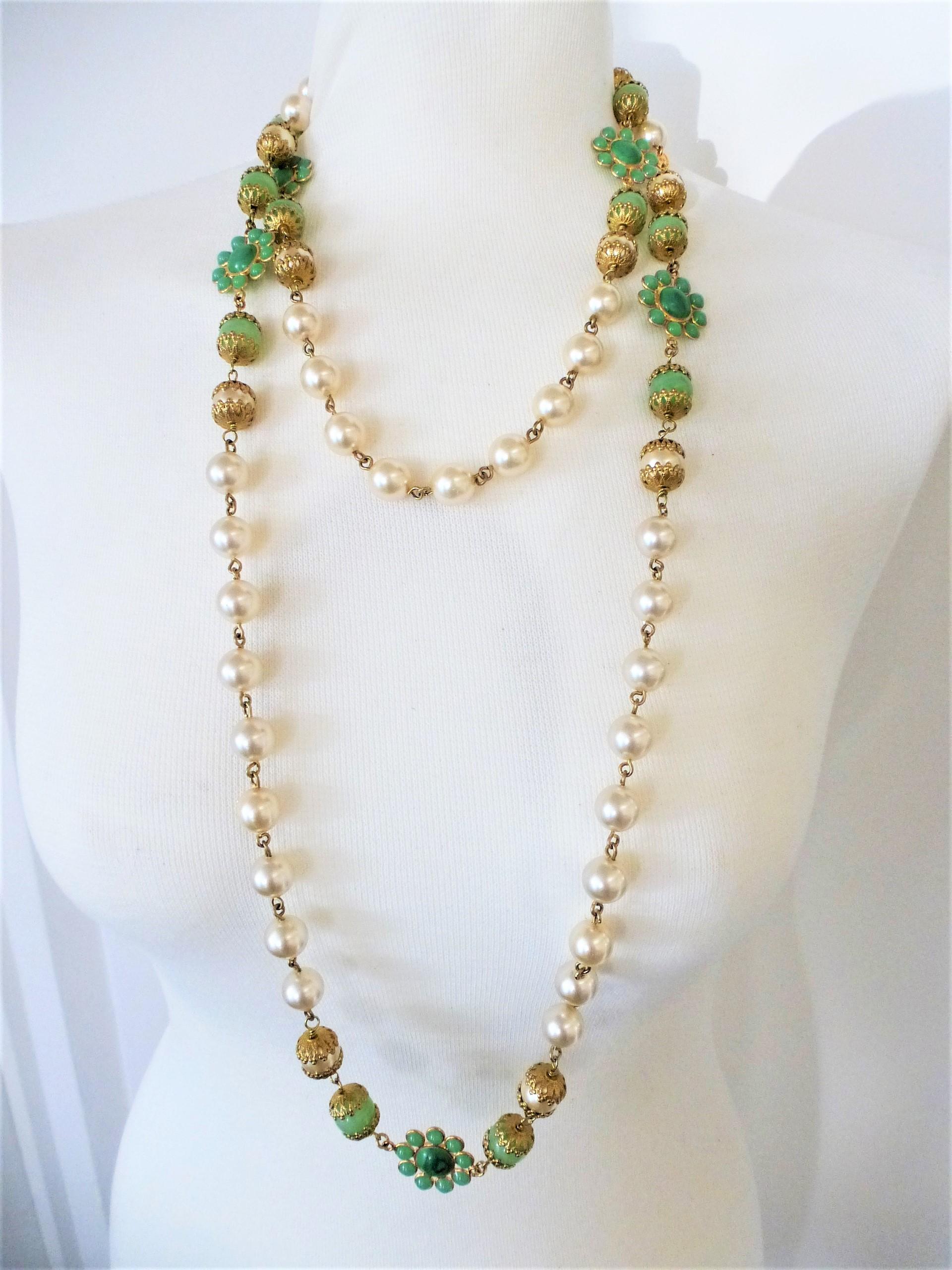 Chanel necklace with faux pearls and jade Gripoix flowers and balls sign. 1991  In Excellent Condition In Stuttgart, DE