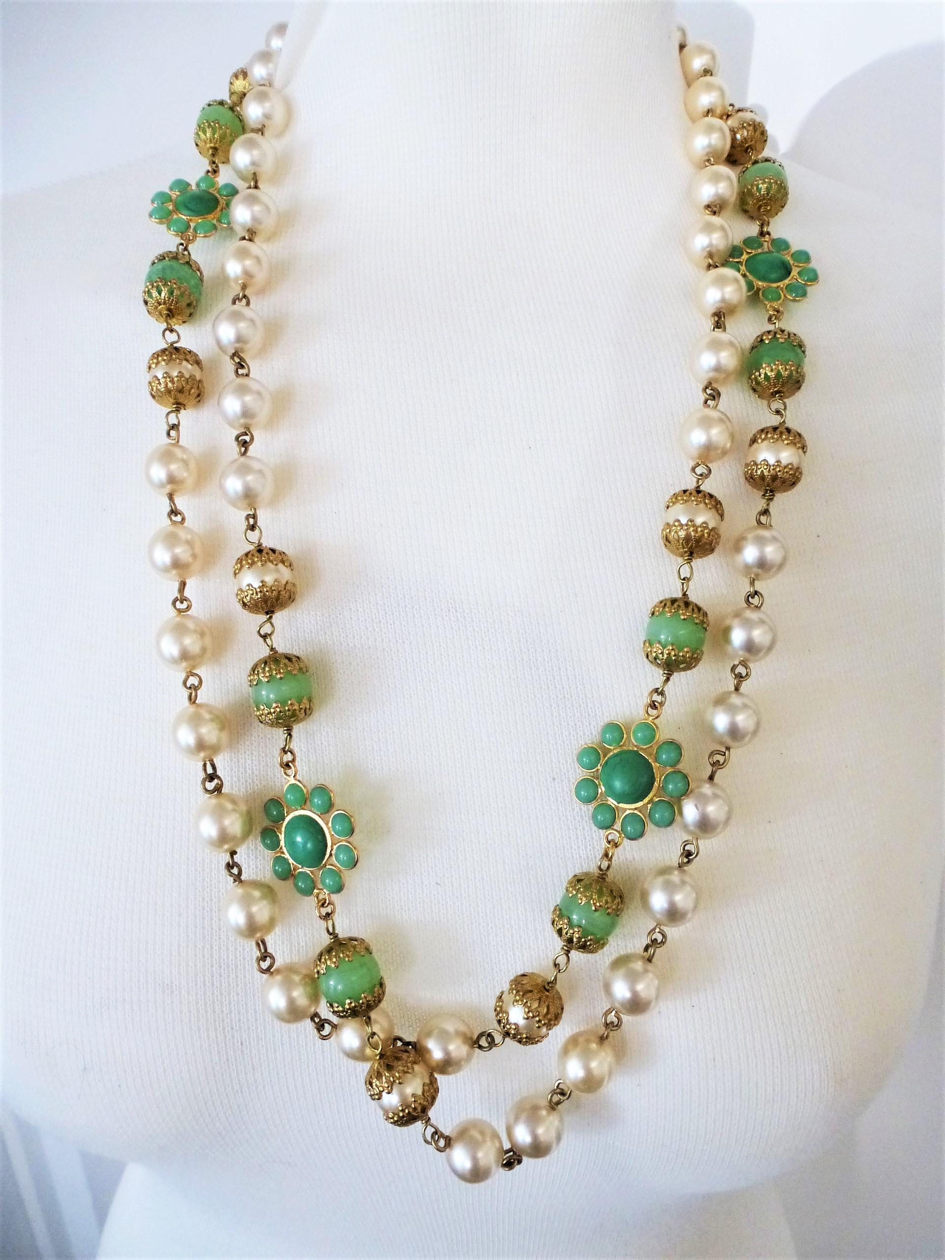 Chanel necklace with faux pearls and jade Gripoix flowers and balls sign. 1991  1