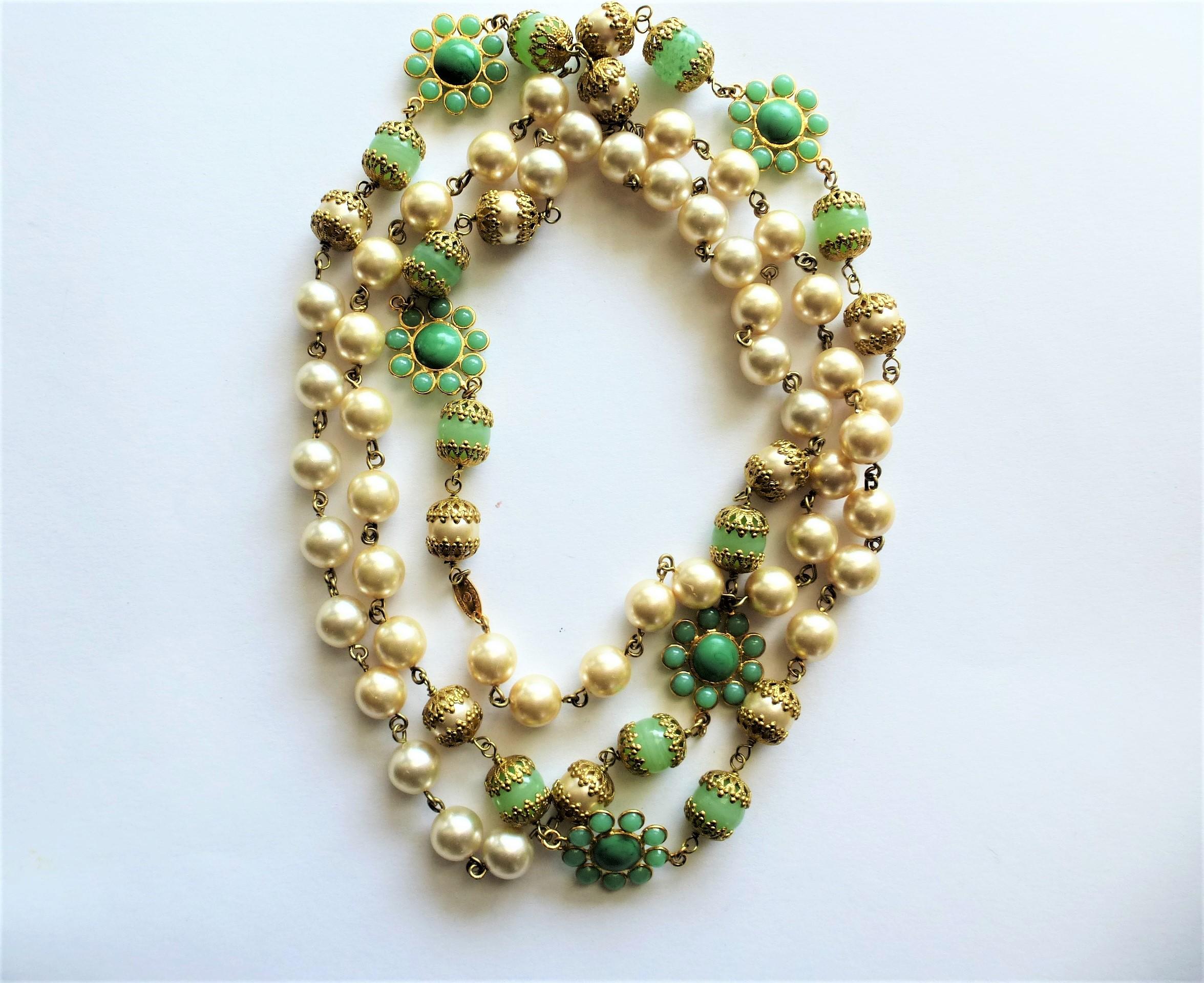 Chanel necklace with faux pearls and jade Gripoix flowers and balls sign. 1991  2