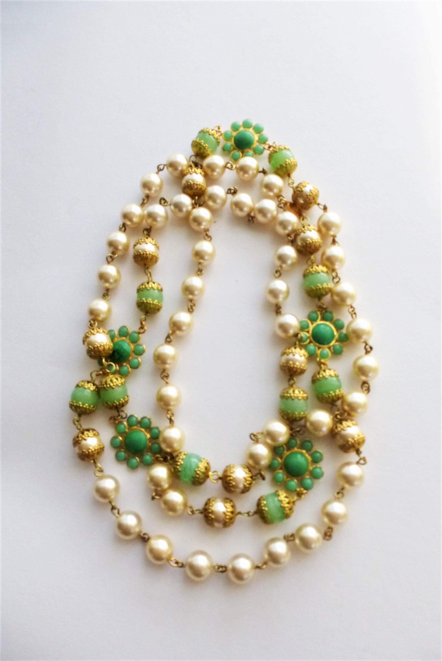 Chanel necklace with faux pearls and jade Gripoix flowers and balls sign. 1991  3