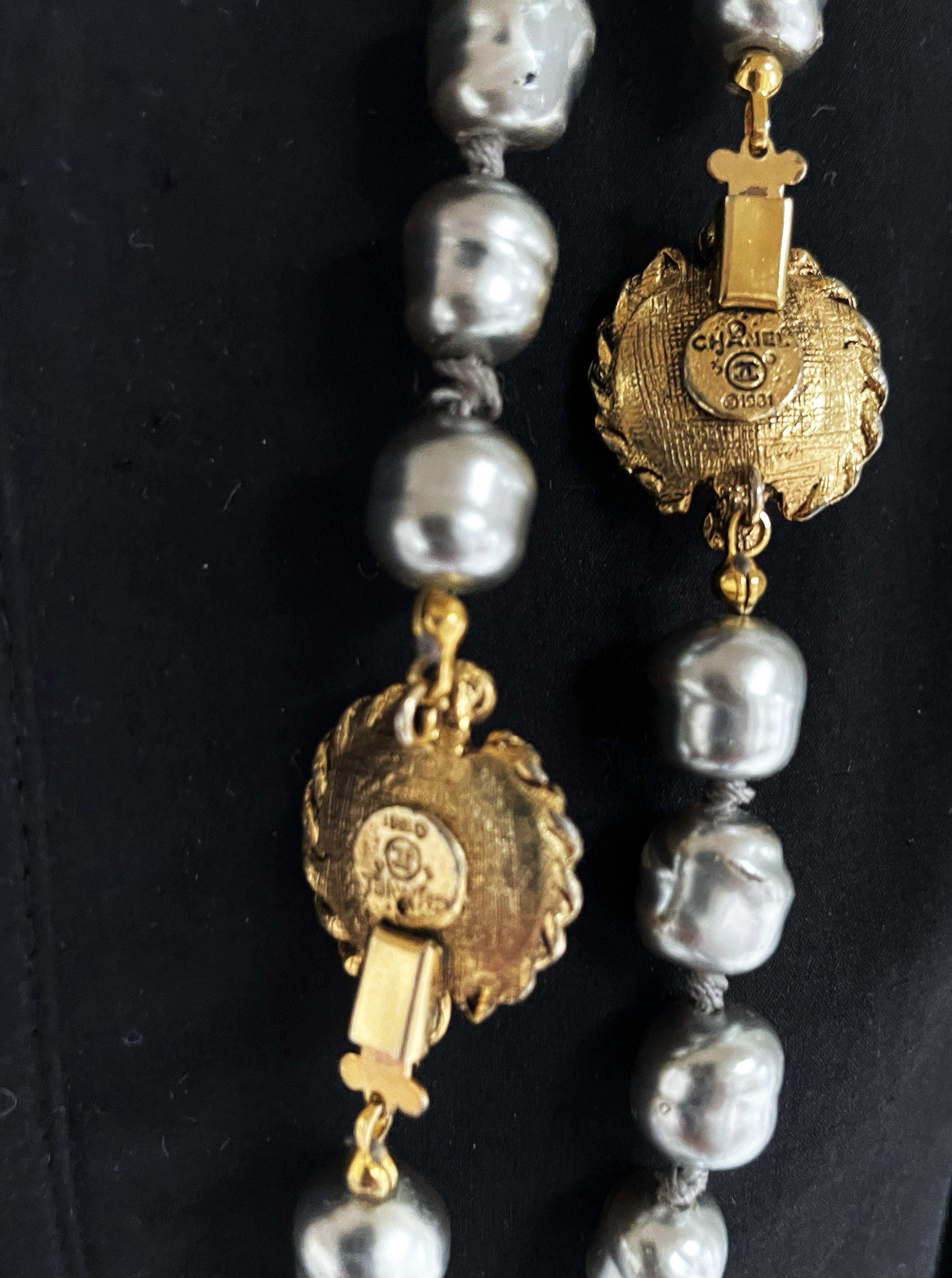CHANEL SAUTOIR,  perle barocche grigio argento, firmato 1981, lungo 92 cm. in vendita 5