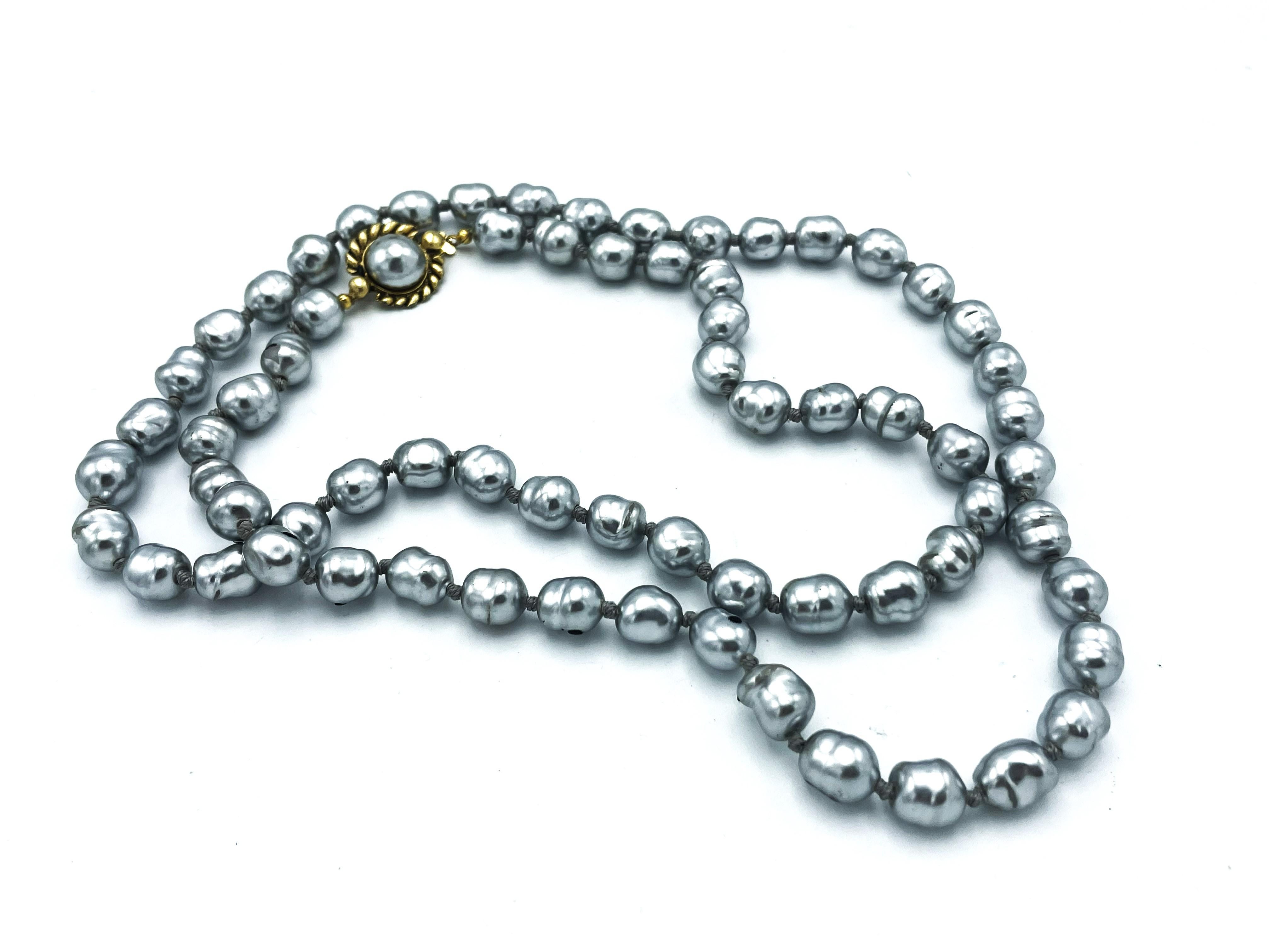 Taglio rotondo CHANEL SAUTOIR,  perle barocche grigio argento, firmato 1981, lungo 92 cm. in vendita
