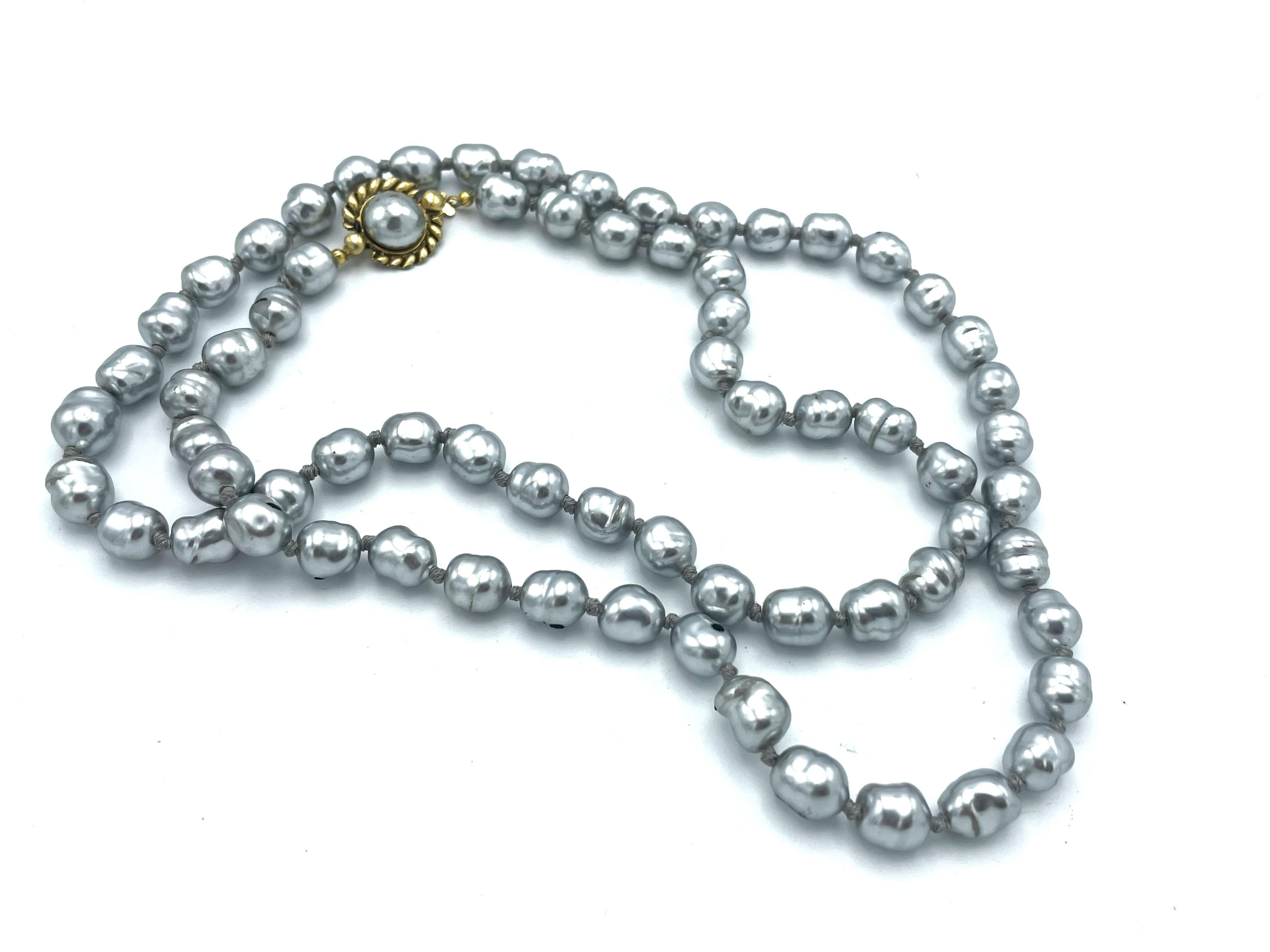 CHANEL SAUTOIR,  perle barocche grigio argento, firmato 1981, lungo 92 cm. in vendita 2