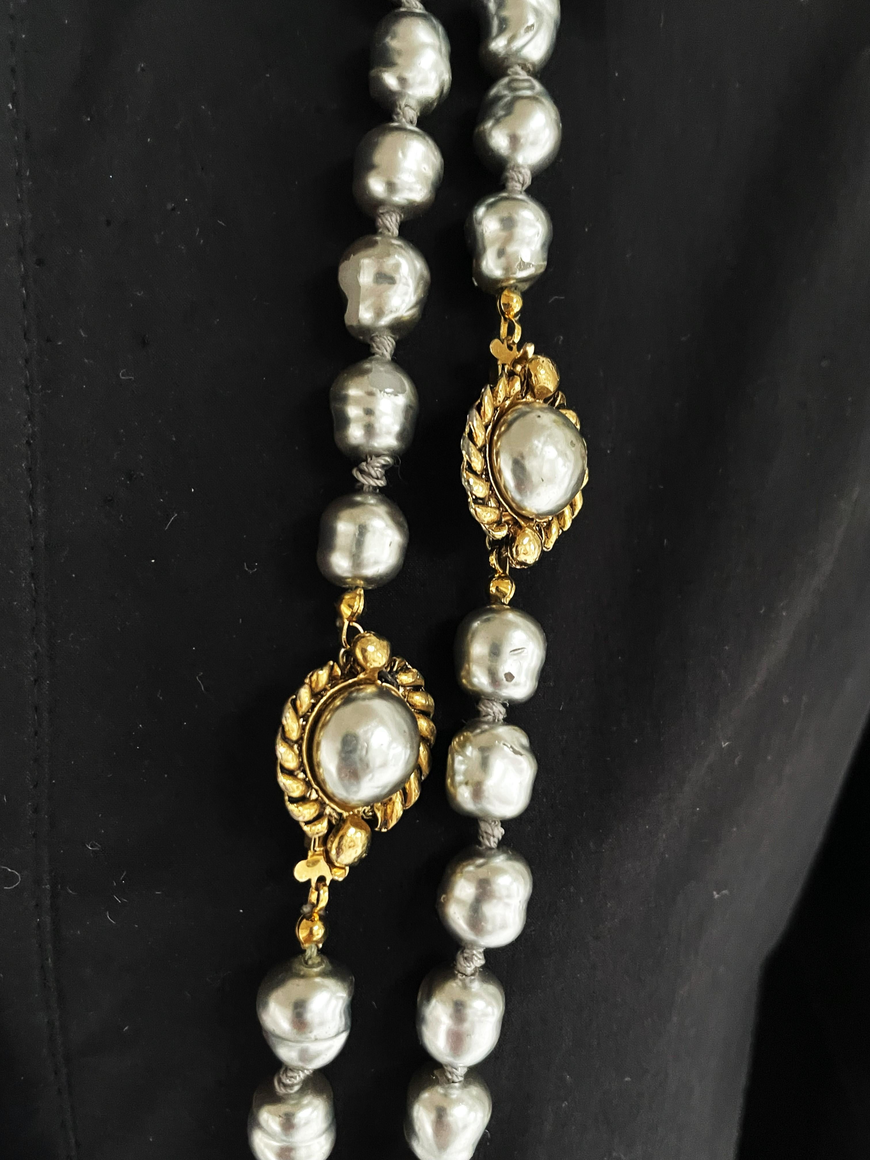 CHANEL SAUTOIR,  perle barocche grigio argento, firmato 1981, lungo 92 cm. in vendita 4