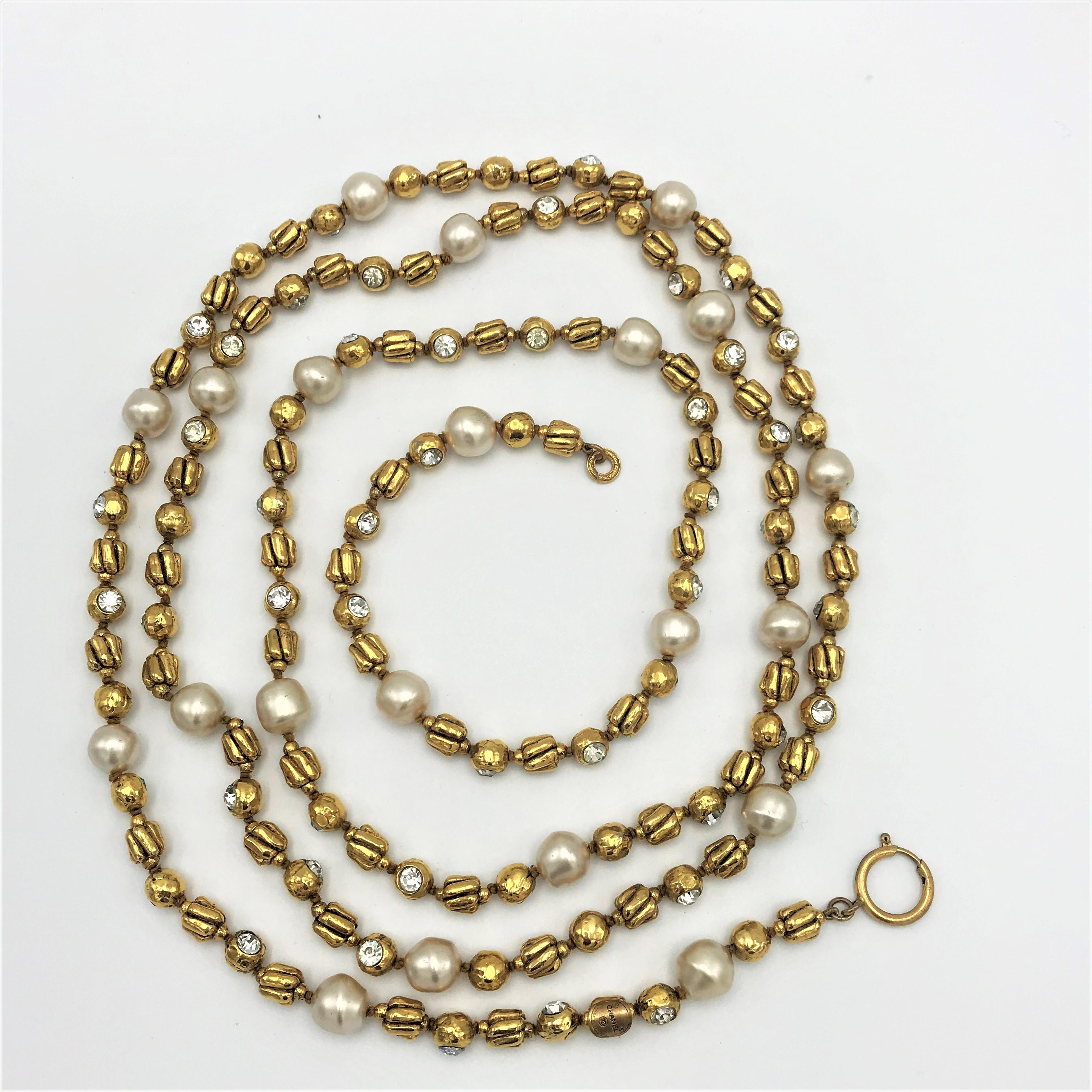 Round Cut Chanel necklace by R. Goossens with pearls, 183 cm lang gold plated, 1970/80s  For Sale
