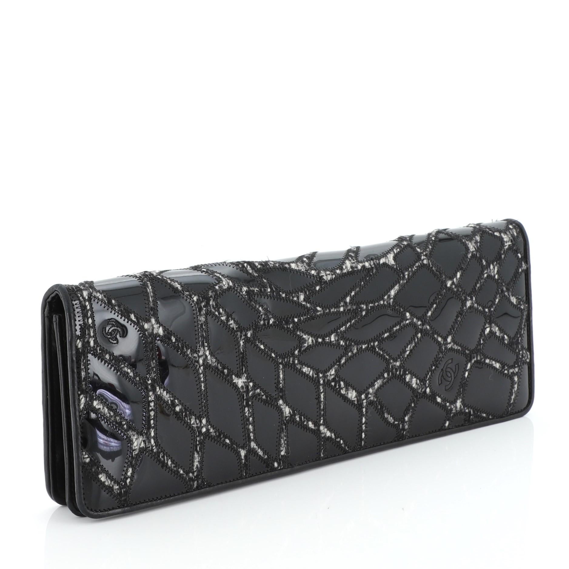 This Chanel Scales Clutch Patent and Tweed, crafted in black patent leather and tweed, features scales design and silver-tone hardware. Its snap closure opens to a black satin interior. Hologram sticker reads:12566867.

Condition: Good. Heavy scuffs