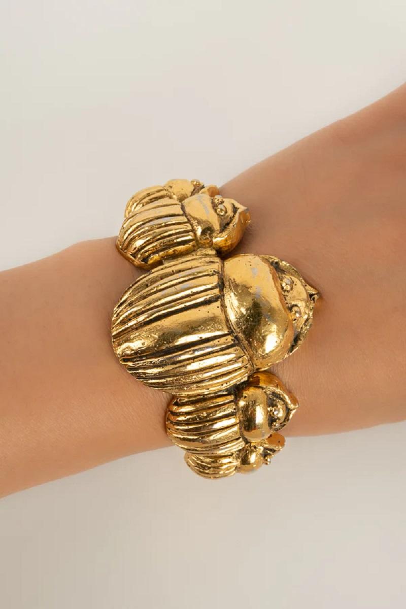 Chanel -(Made in France) Gold plated metal bracelet. To note, the metal is patinated by place.

Additional information:

Dimensions: 
Circumference: 17 cm

Condition: 
Good condition

Seller Ref number: BRAB109