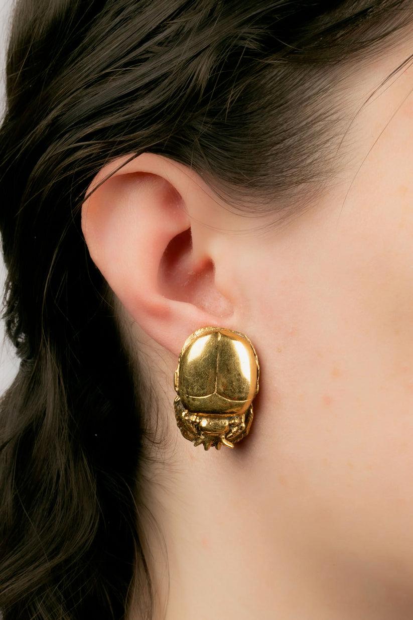 Chanel -Golden metal clip earrings featuring a beetle.

Additional information:
Dimensions: 3 H cm
Condition: Very good condition
Seller Ref number: BOB77