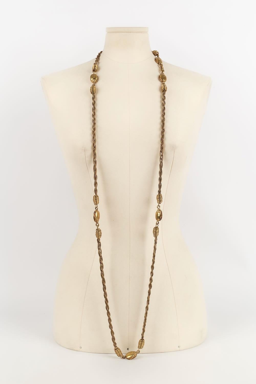 Chanel -Gold metal necklace featuring beetles.

Additional information: 
Dimensions: Length: 144 cm
Condition: Very good condition
Seller Ref number: CB71