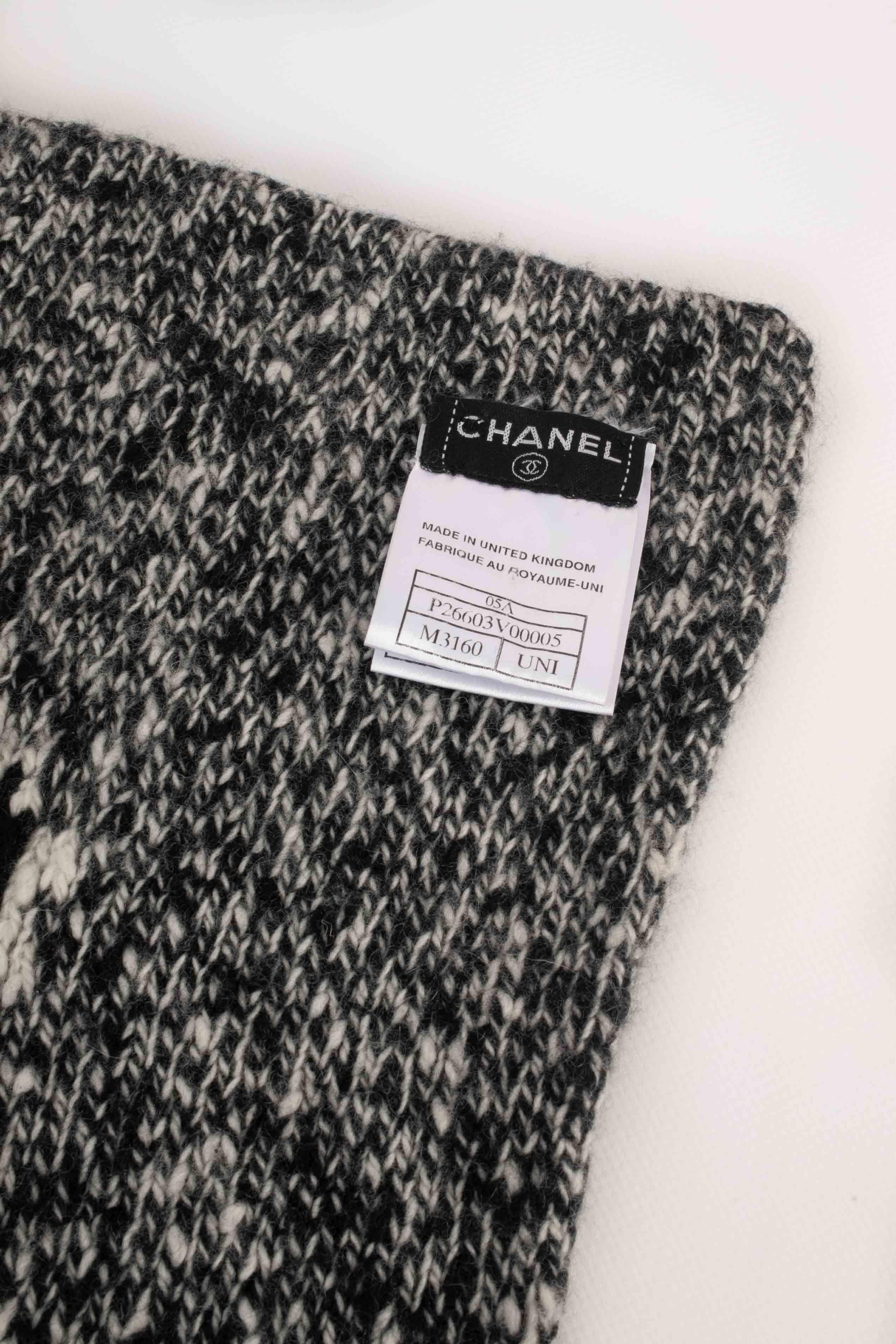 Chanel scarf 2005 In Excellent Condition For Sale In SAINT-OUEN-SUR-SEINE, FR