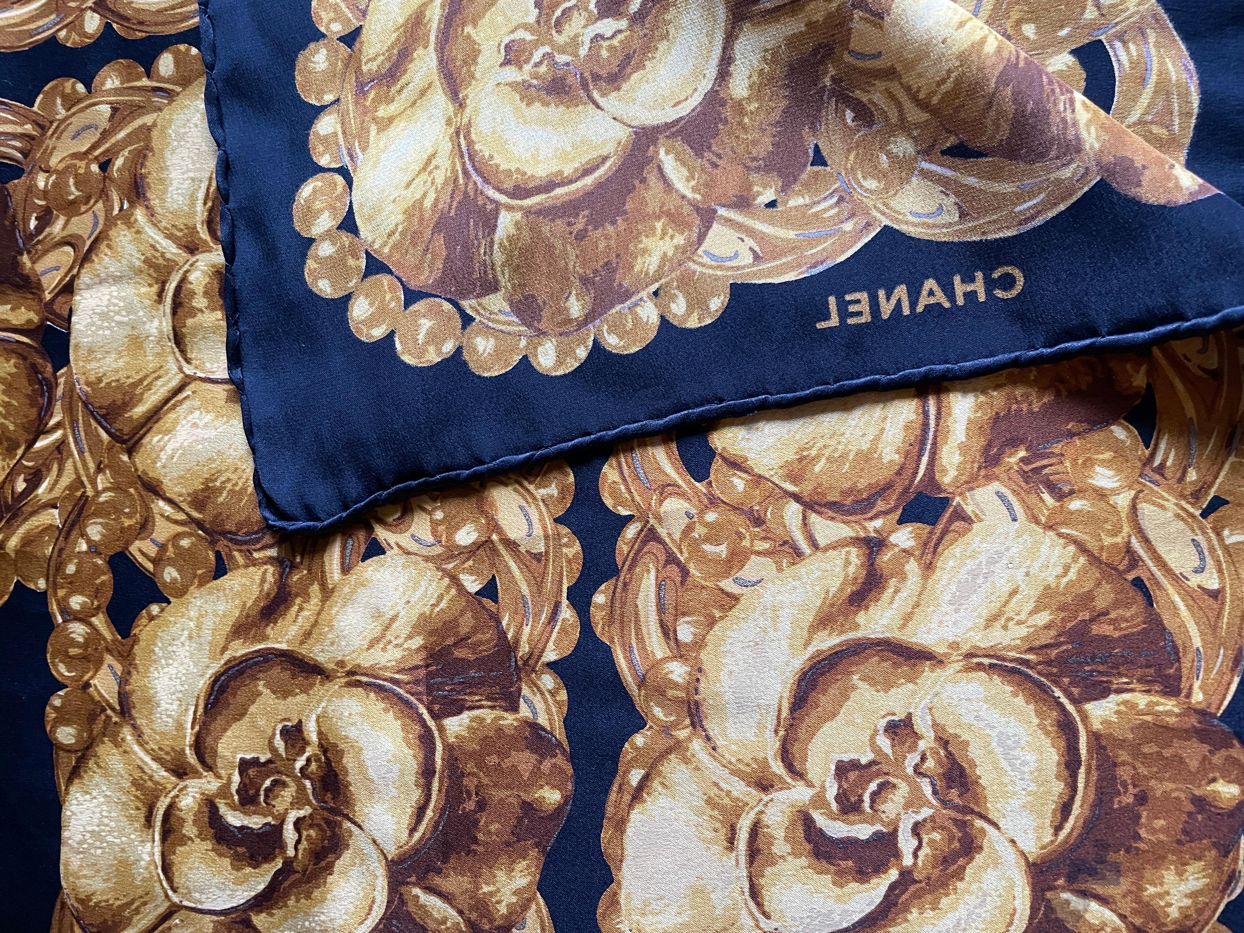 CHANEL Schal authentisch Vintage Schwarzgold Kamelien (Braun) im Angebot