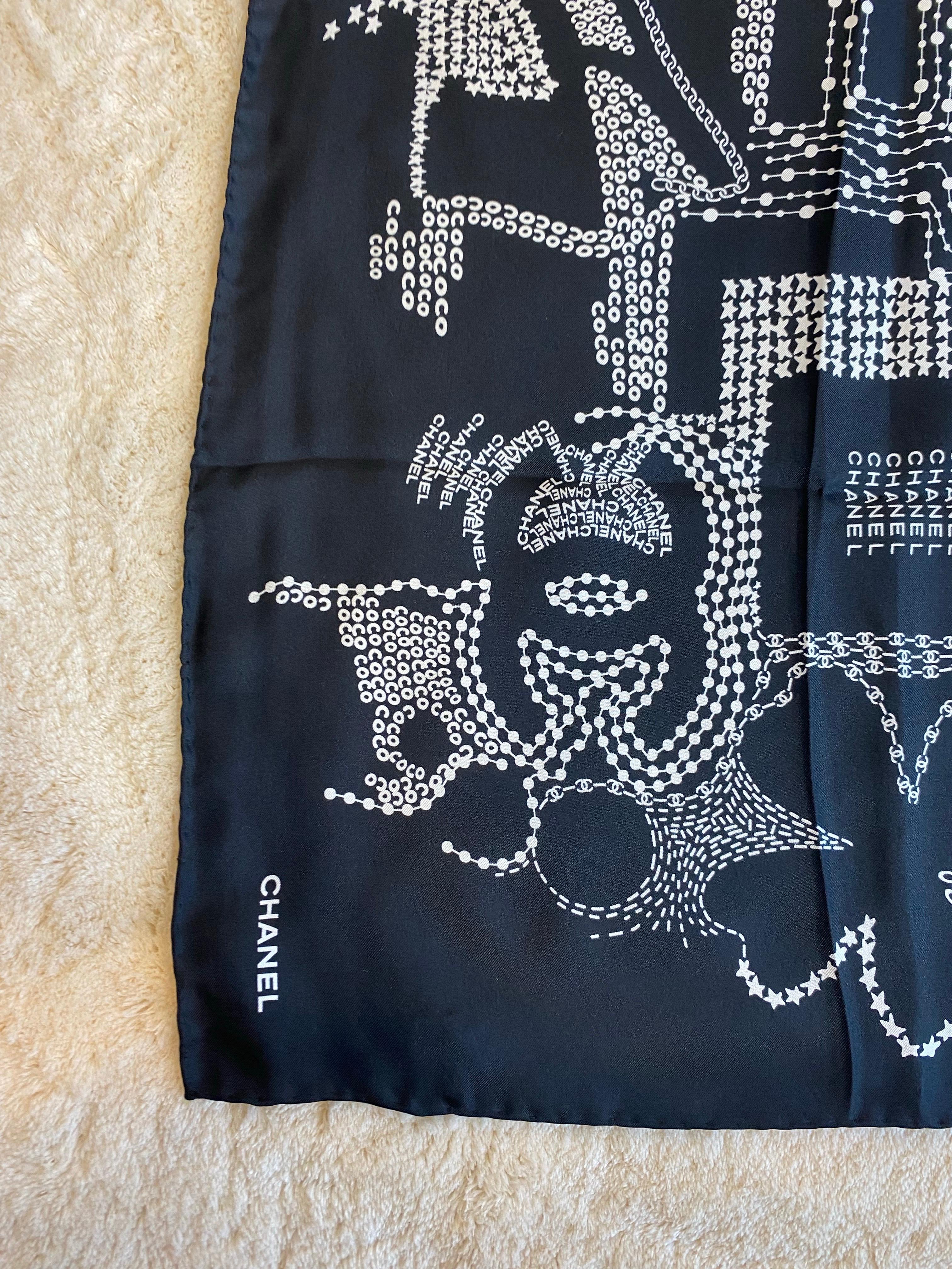 Chanel Halstuch Schwarz mit weißer Schrift für Damen oder Herren im Angebot