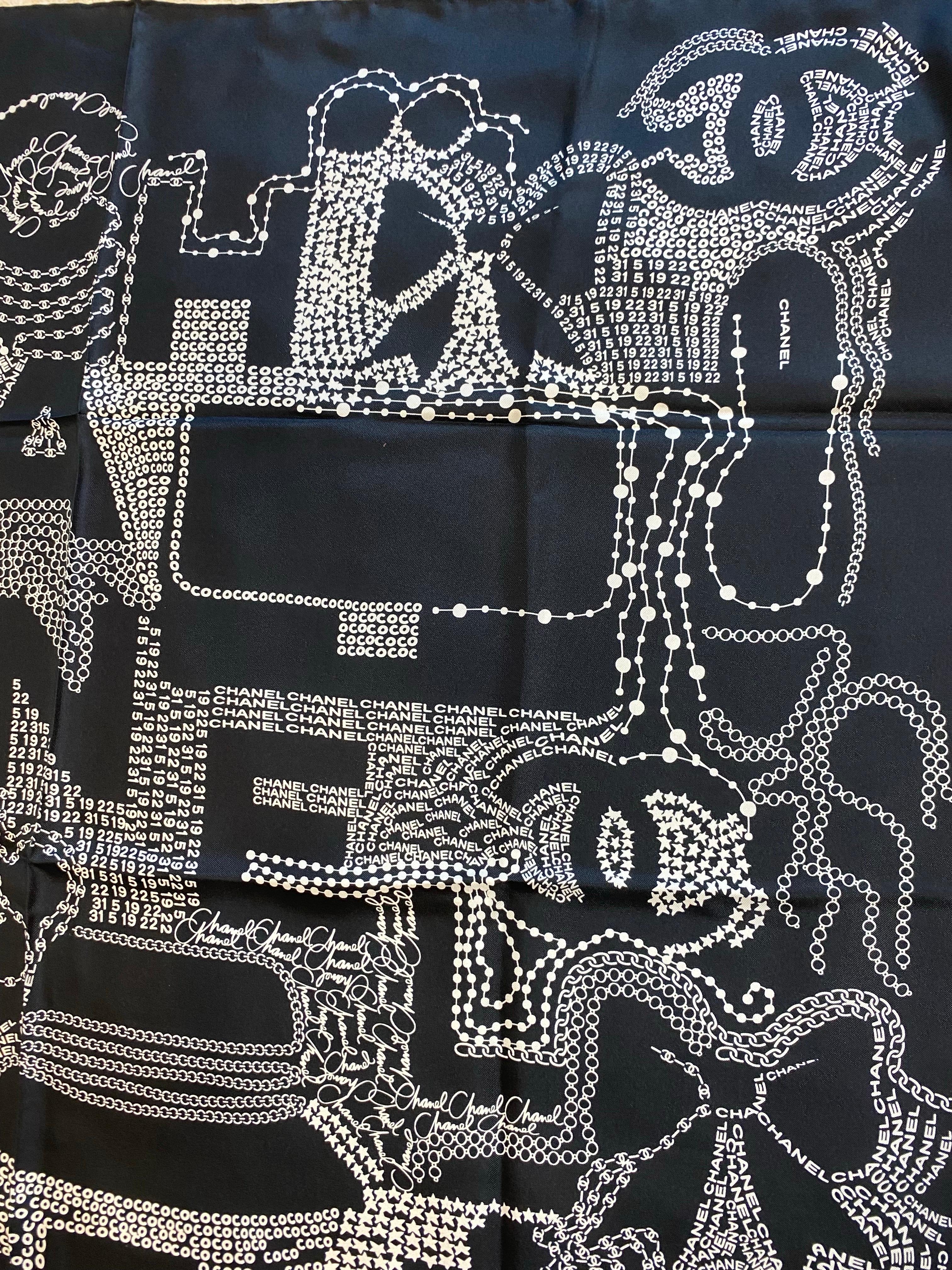 Chanel Halstuch Schwarz mit weißer Schrift im Angebot 1