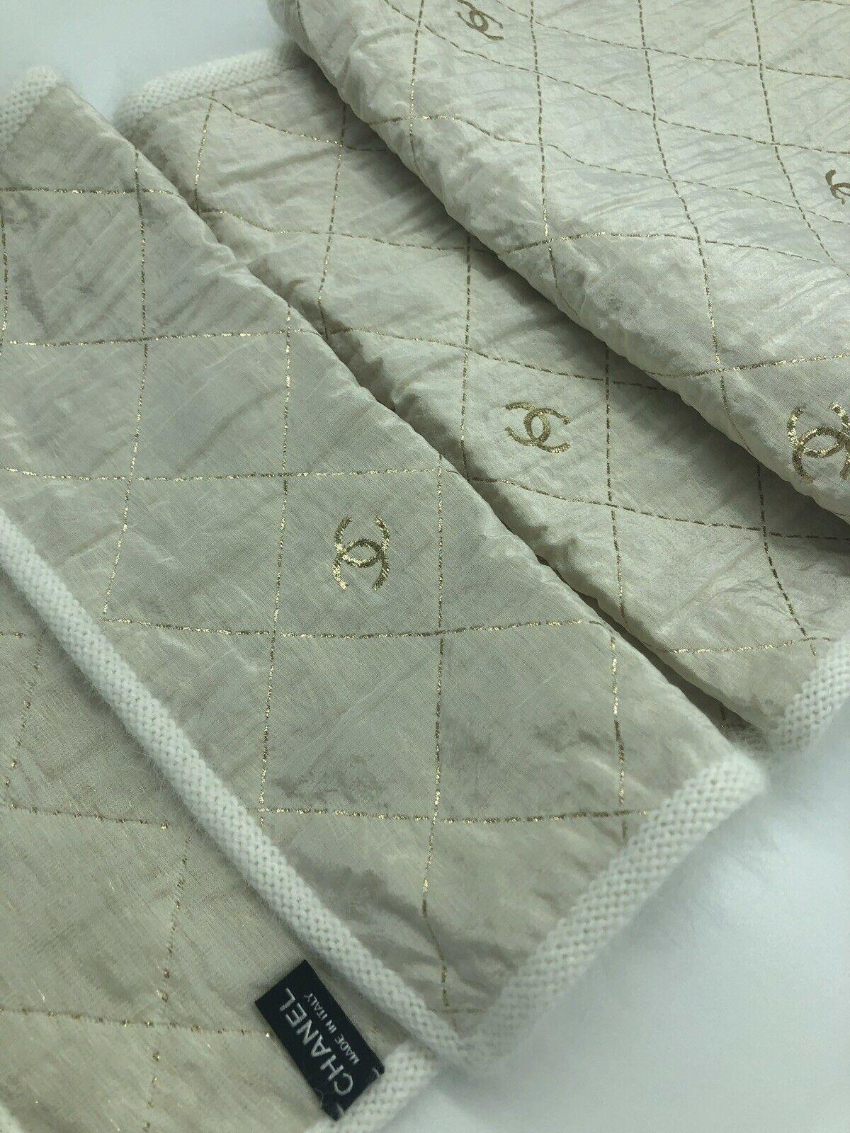 Gorgeous scarf by Chanel combined with iconic elements. The wool next to the Cream silk and finished with gold CC pattern is exquisite.

DETAILS:

Hand-finished edges
50% wool
20% silk
13% angora
8% cashmere
6% fibre
3% polyamide
80 inches X 12
