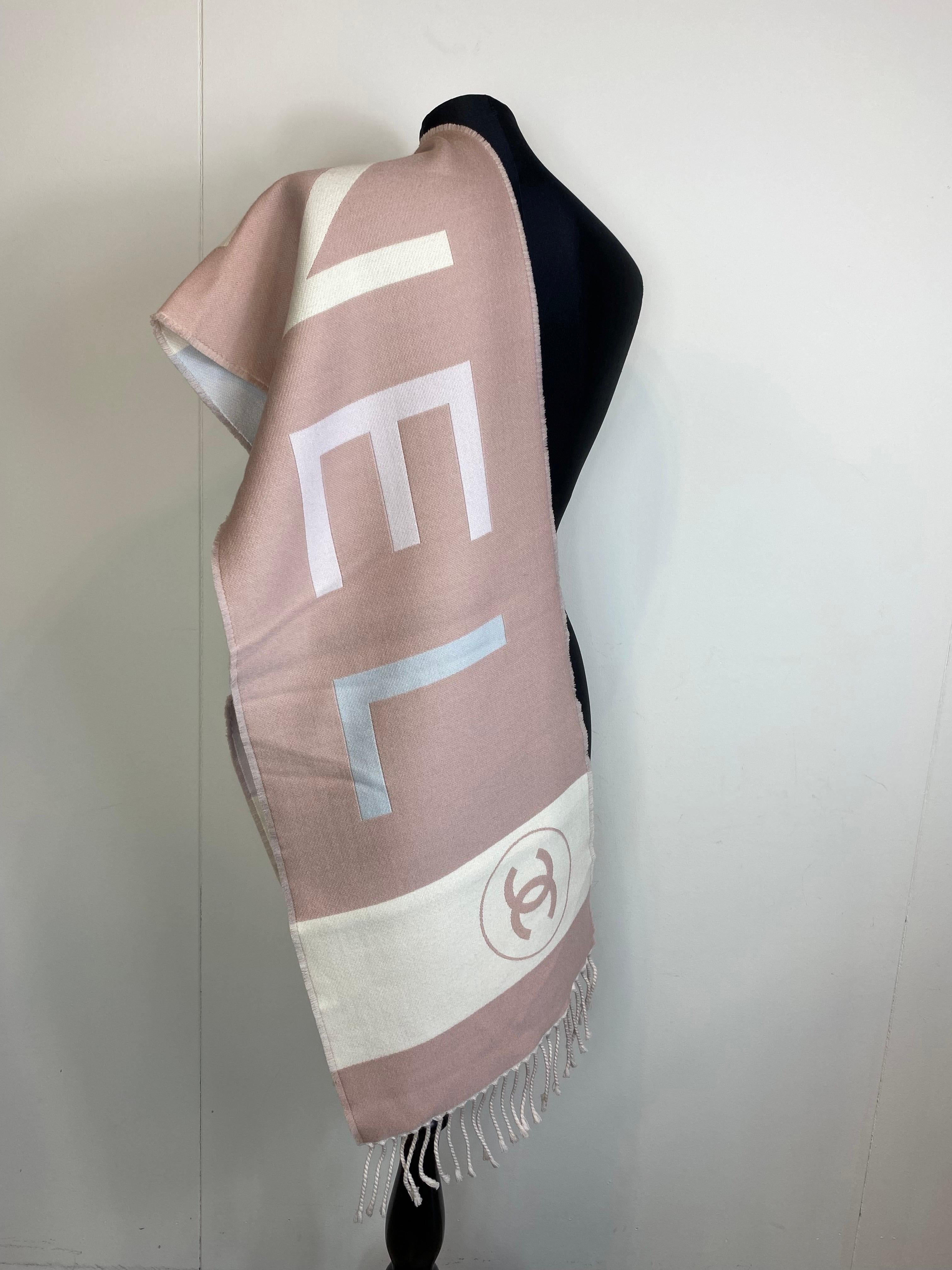 Chanel scarf, pink in silk and cashmere.
New, without a tag. 

180 cm x 34 cm