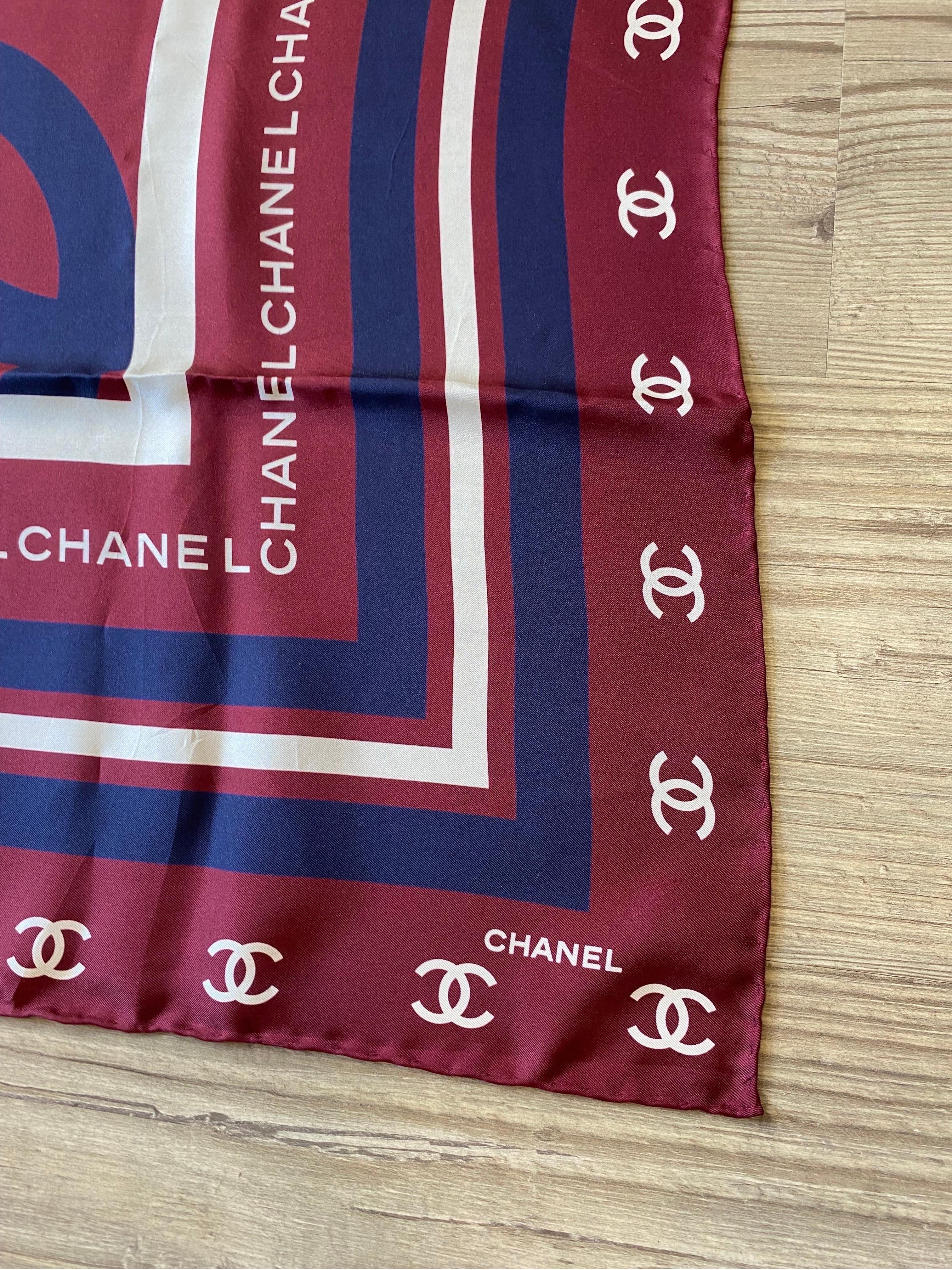 Chanel Bordeaux scarf carré
In silk. Chanel Carrè model scarf.
Measurements:90x90.
All over Chanel logo and writing.
Bordeaux, blue and white.
In excellent condition, like new condition.
