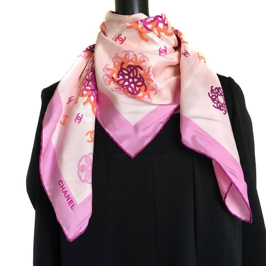 Very beautiful Chanel scarf in pale pink silk and dark pink border. Interlaced CC patterns. 

In very good condition. Cleaned at a luxury cleaners.

Dimensions: 85x87 cm

Will be delivered in a CHANEL box