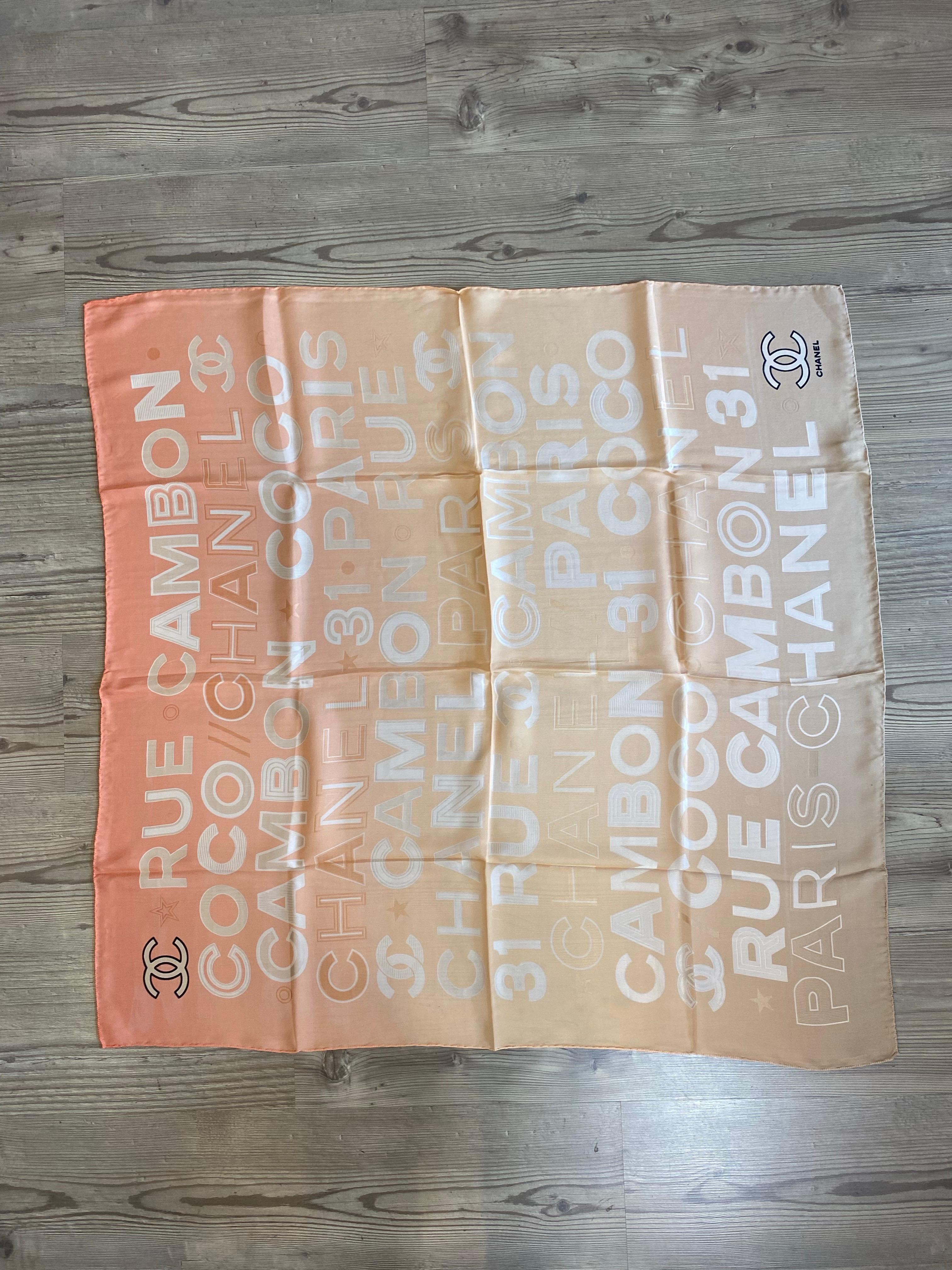 Foulard Chanel di colore arancione.
Nessuna etichetta di composizione, sembra essere in seta.
95 cm x 95 cm.
Condizioni eccellenti.
