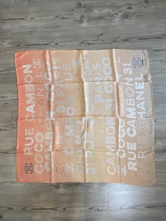 Foulard Chanel di colore arancione.