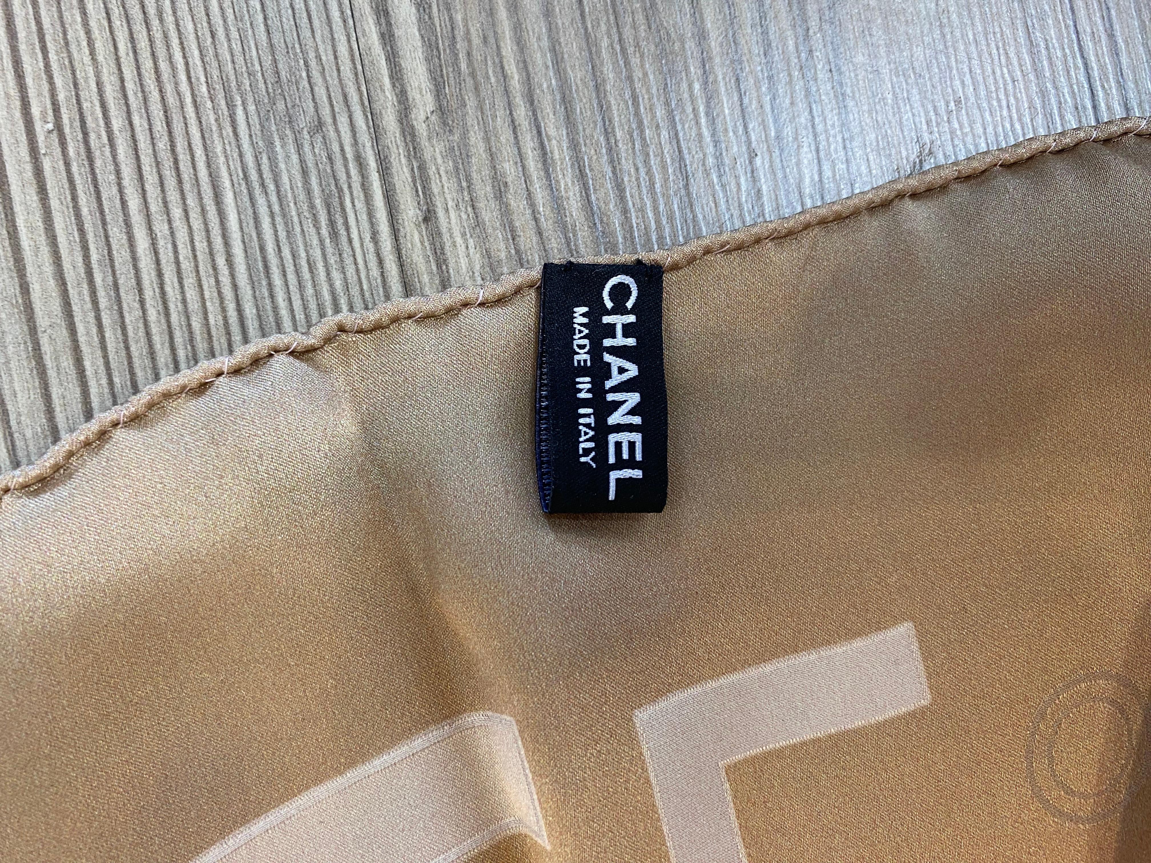 Beige Foulard Chanel di colore arancione. in vendita