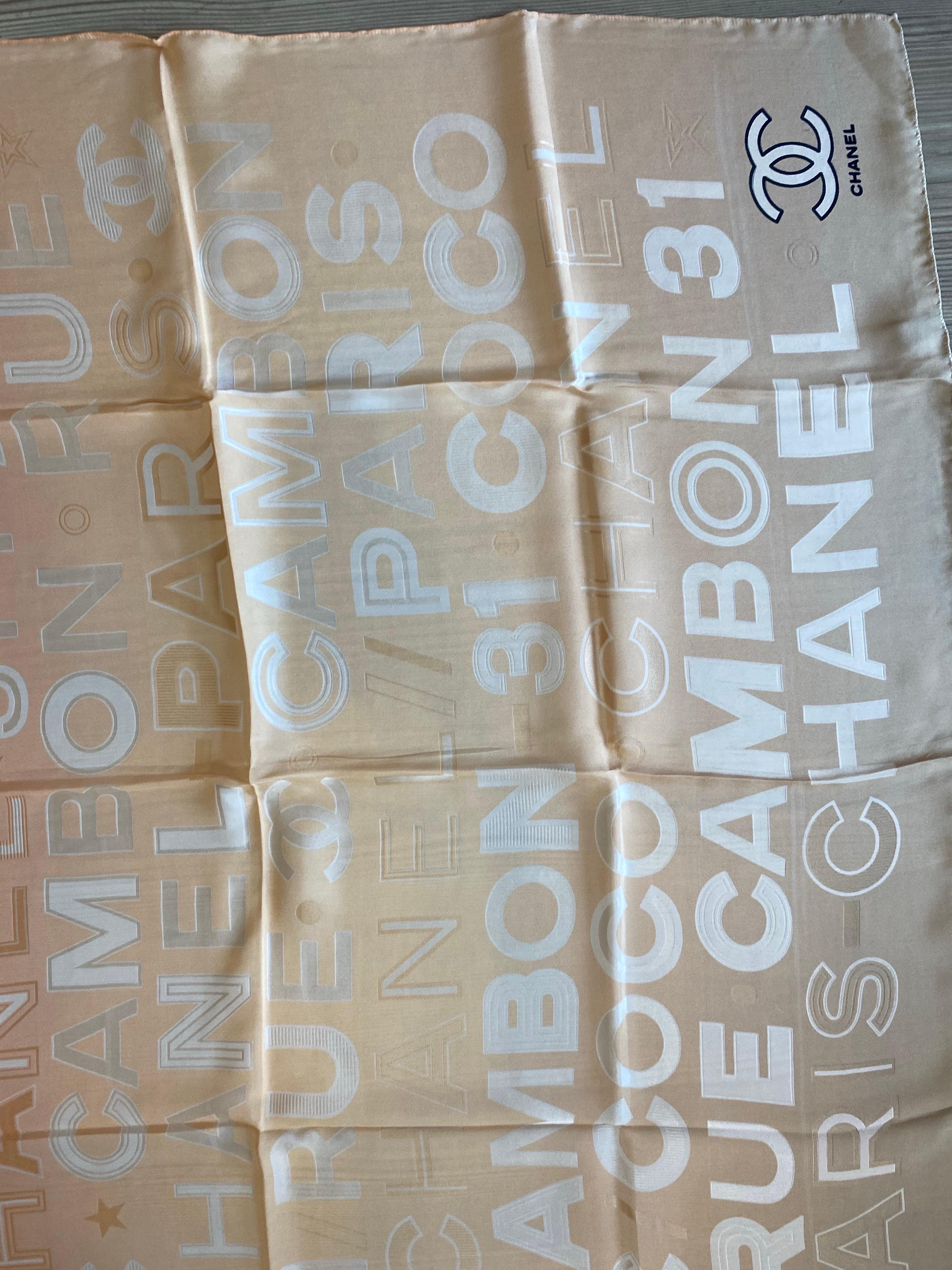 da uomo o donna Foulard Chanel di colore arancione. in vendita