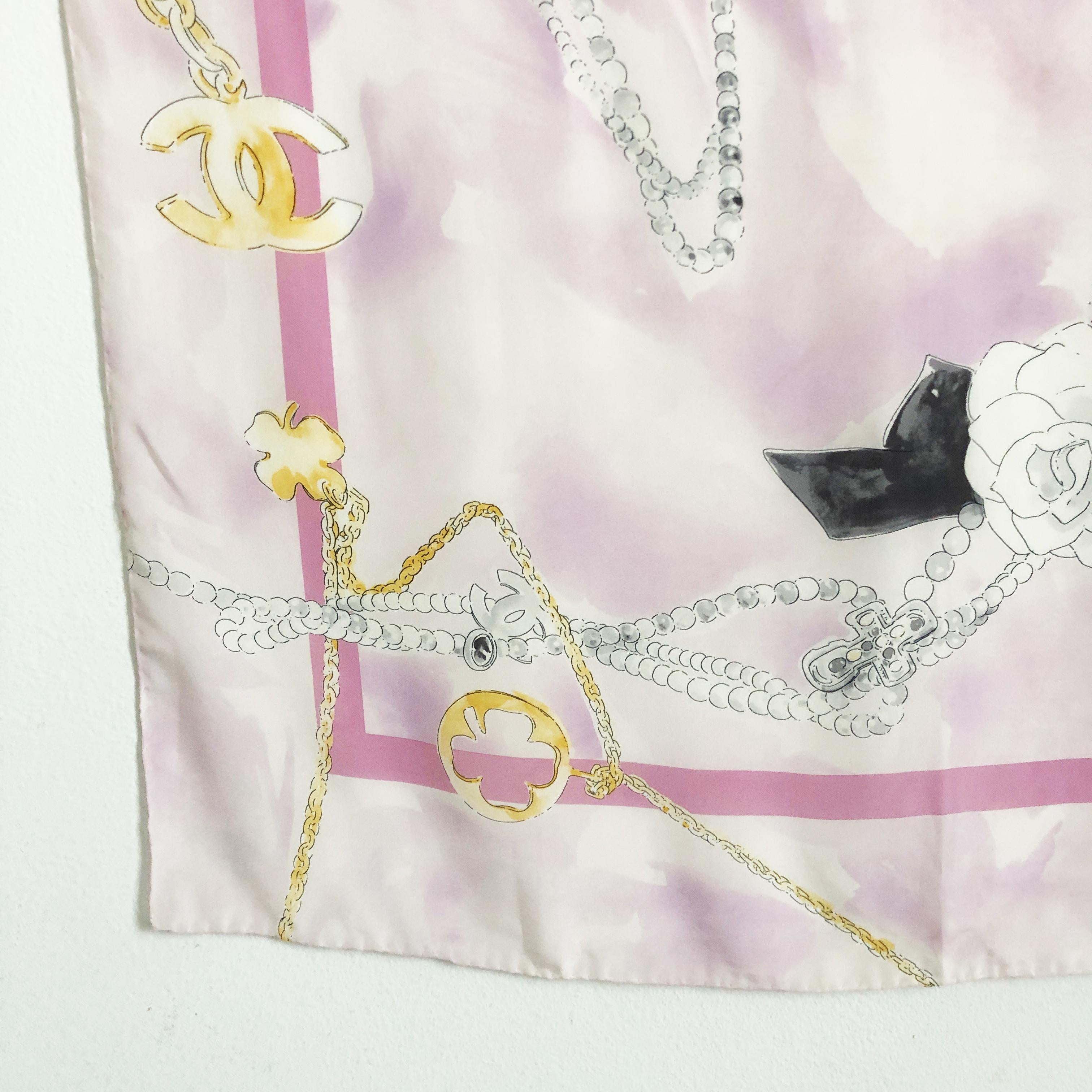 Châle en soie à motif graphique Bijoux de bijoux et perles avec logo CC de Chanel, 34 po.  Bon état - En vente à Port Saint Lucie, FL