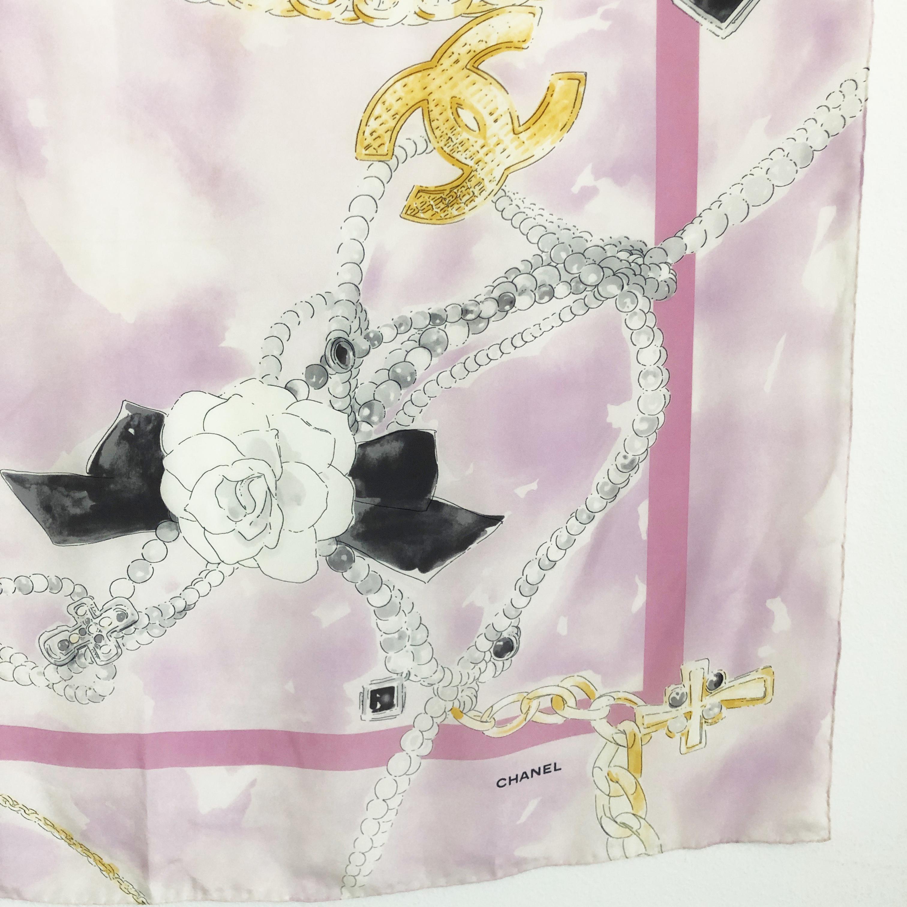 Châle en soie à motif graphique Bijoux de bijoux et perles avec logo CC de Chanel, 34 po.  en vente 1