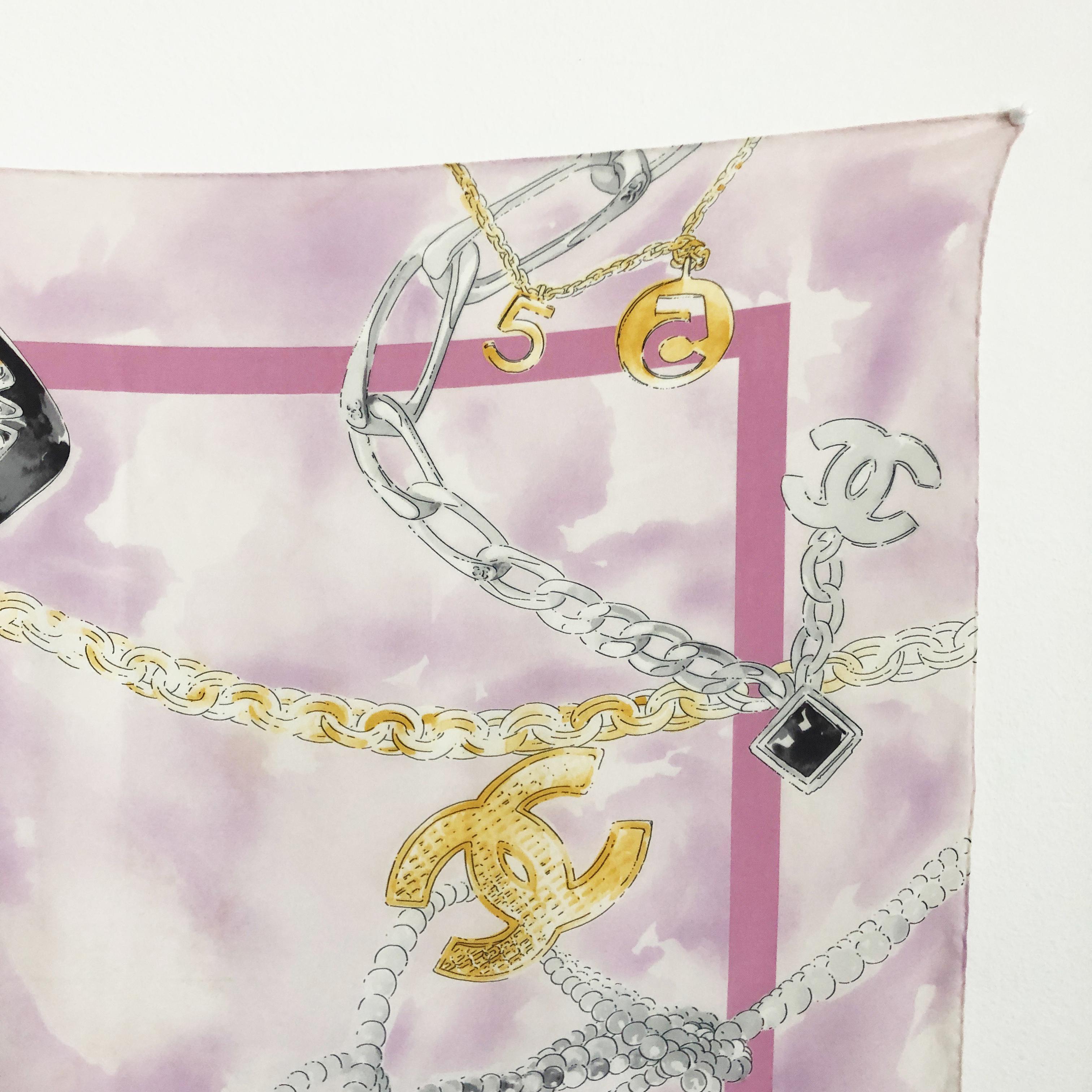 Chanel Schal Seide Aquarell Grafik Bijoux Schmuckmotiv CC Logo 34in im Zustand „Gut“ im Angebot in Port Saint Lucie, FL