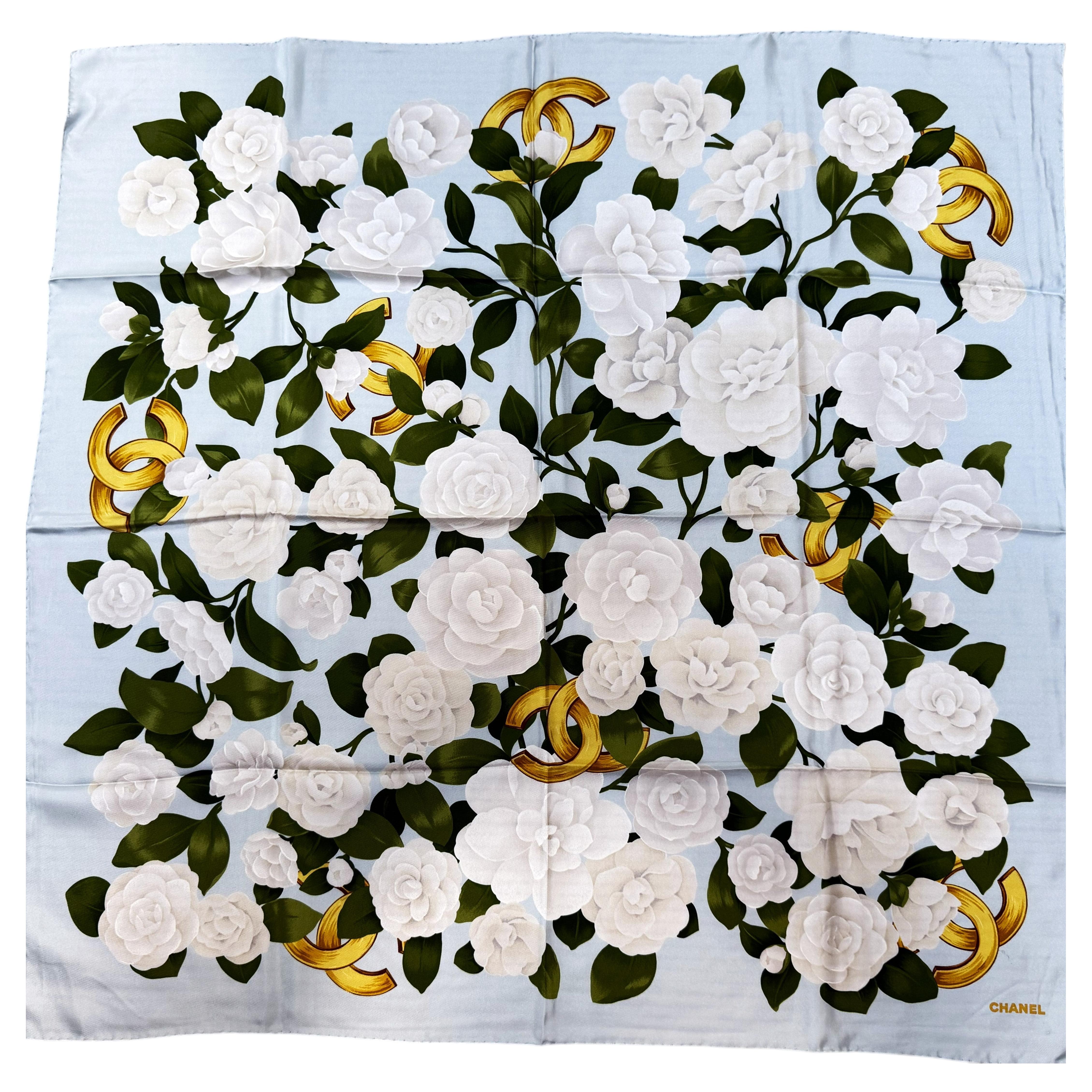 ÉCHARPE CHANEL 100 % SOIE, 97 cm x 93 cm, roulée à la main