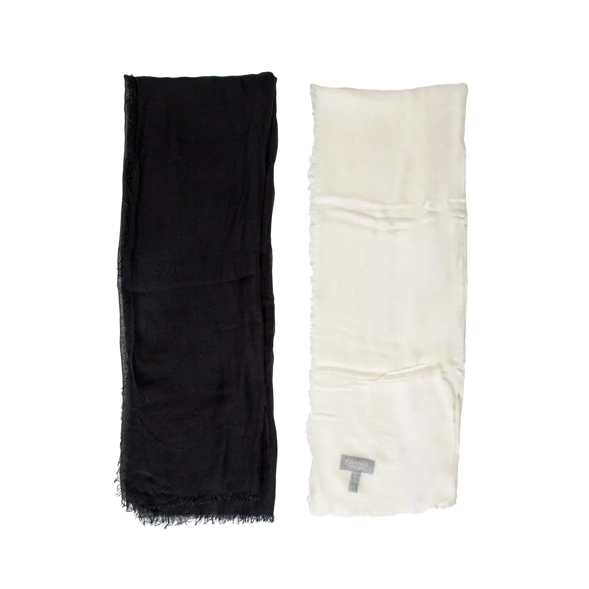 El set de bufandas Chanel de Navidad de 2009 incluye bufandas de cachemira-modal en blanco y negro con el logotipo de CC bordado y dobladillos con flecos: elegantes y cálidas.
 Inclusión: caja.
 Observaciones: Hay un pequeño agujero en el pañuelo