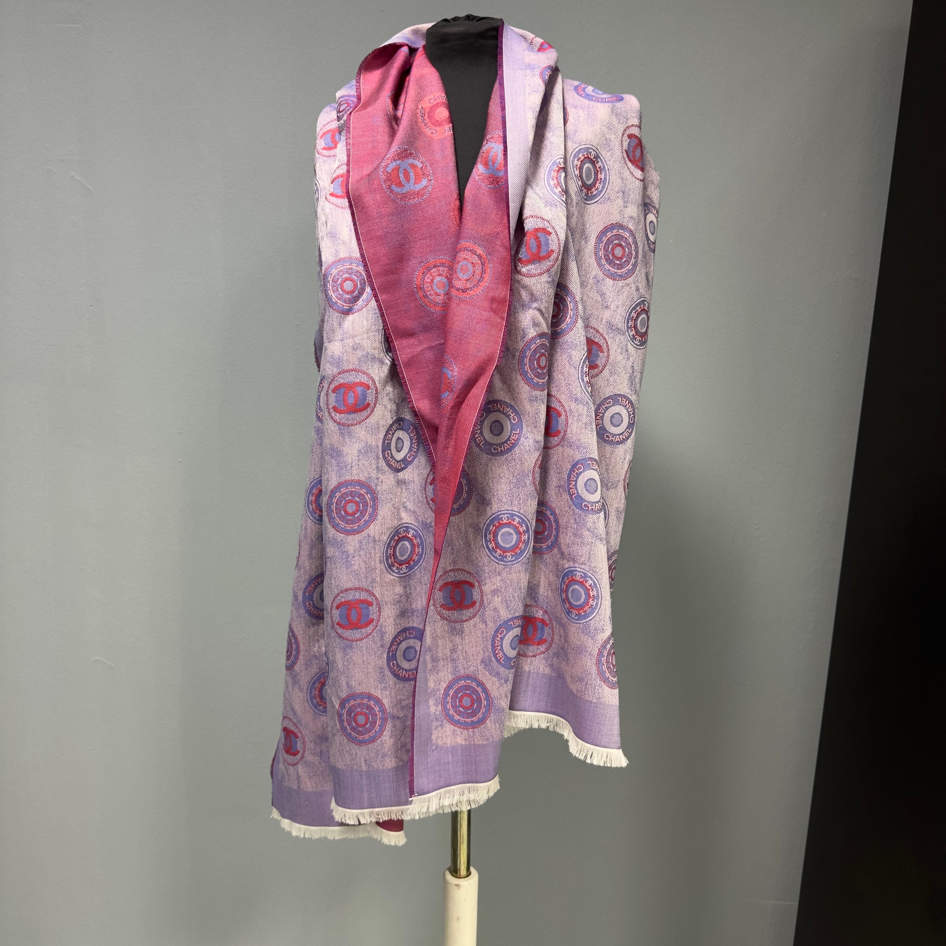 Sciarpa Chanel in cachemire e seta, rosa e lilla con logo iconico. Eleganza intramontabile, condizioni nuove.
Un accessorio prezioso e senza tempo firmato Chanel, perfetto per collezionisti e amanti dell’eleganza francese.

Questa raffinata sciarpa