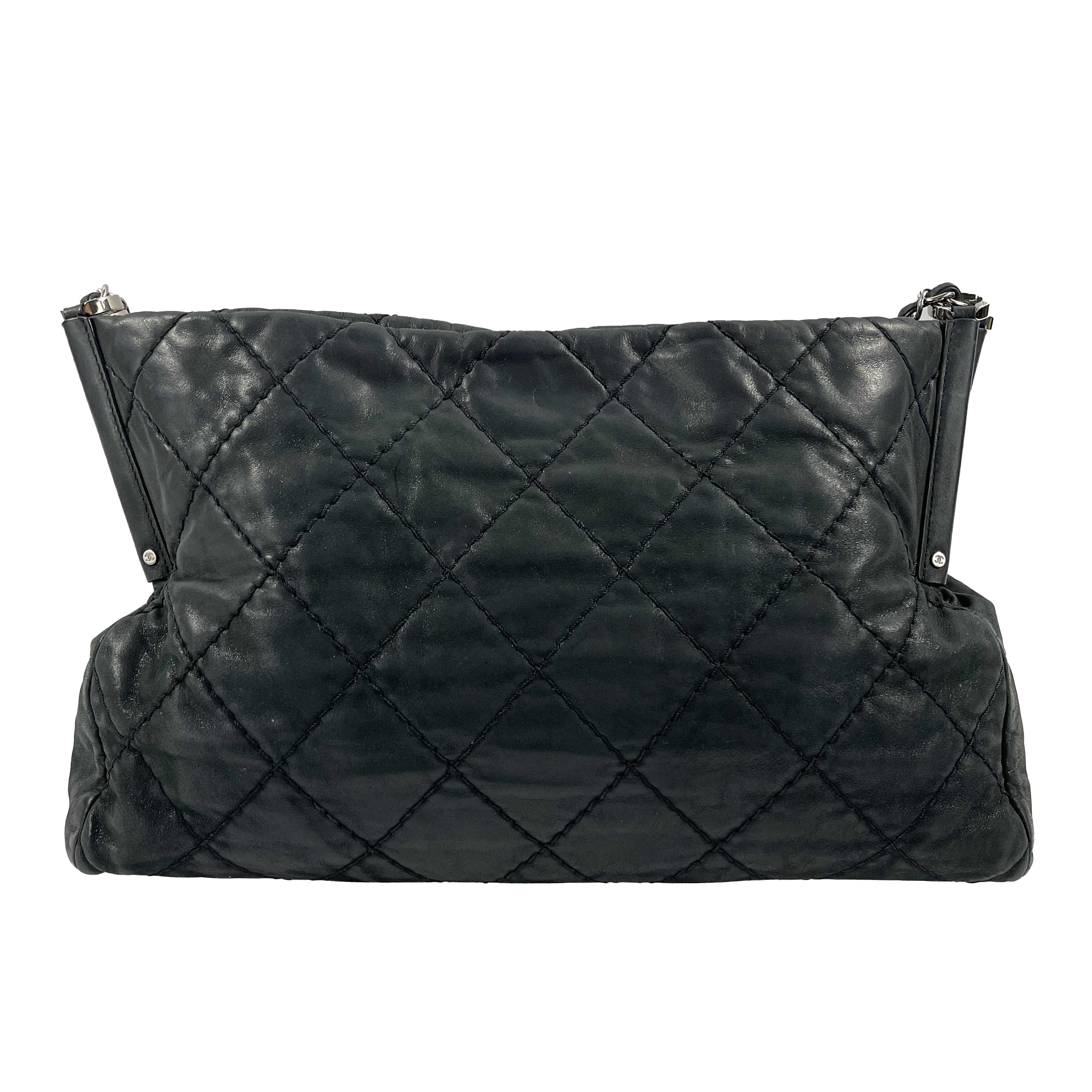 CHANEL - Sea Hit Black Iridescent CC Calfskin Medium Shoulder Bag

Description

Spring 2012 Collection.
Made in black quilted iridescent calfskin leather.
Leather shoulder straps with threaded chain links and 'CC' 'CHANEL' stamped connectors.
CC