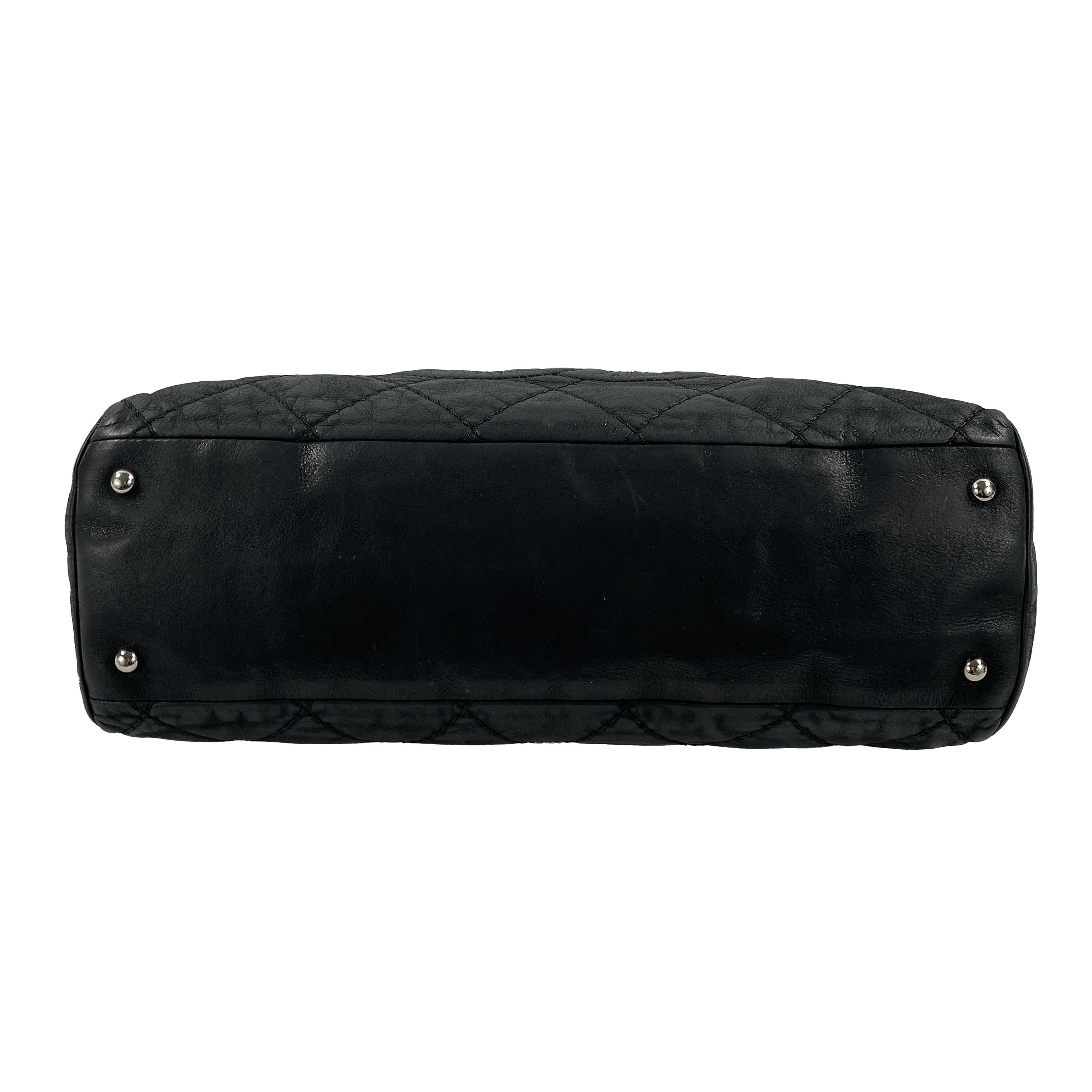 CHANEL - Sea Hit Black Iridescent CC Calfskin Medium Shoulder Bag In Good Condition For Sale In Sanford, FL