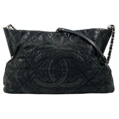 CHANEL - Borsa a tracolla media in pelle di vitello CC iridescente nera, Sea Hit