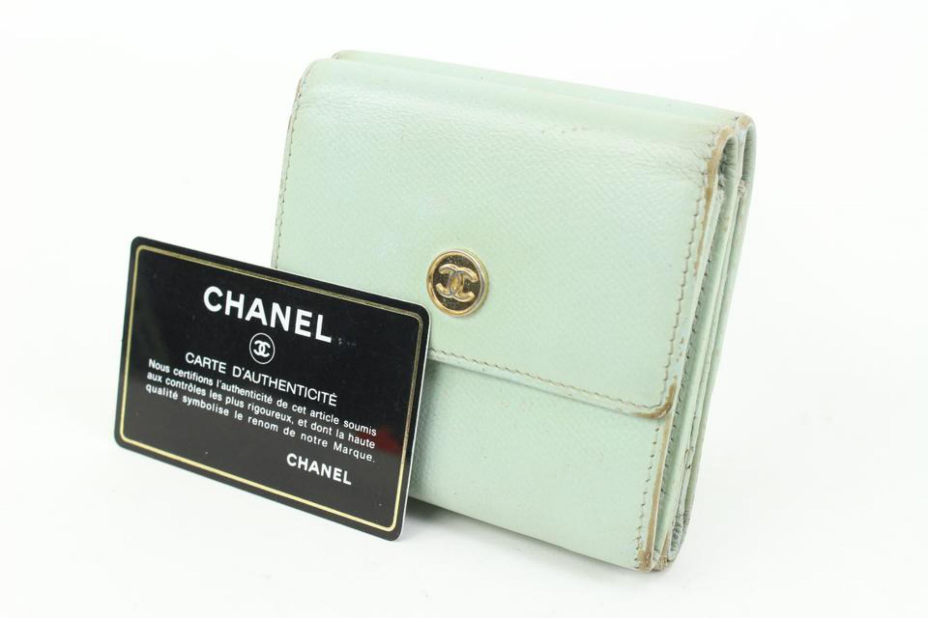 Portefeuille à trois volets compact en cuir de veau vert écume de mer Chanel 54ck325s
Numéro de date/numéro de série : 9732970
Fabriqué en : Italie
Mesures : Longueur :  Largeur de 4