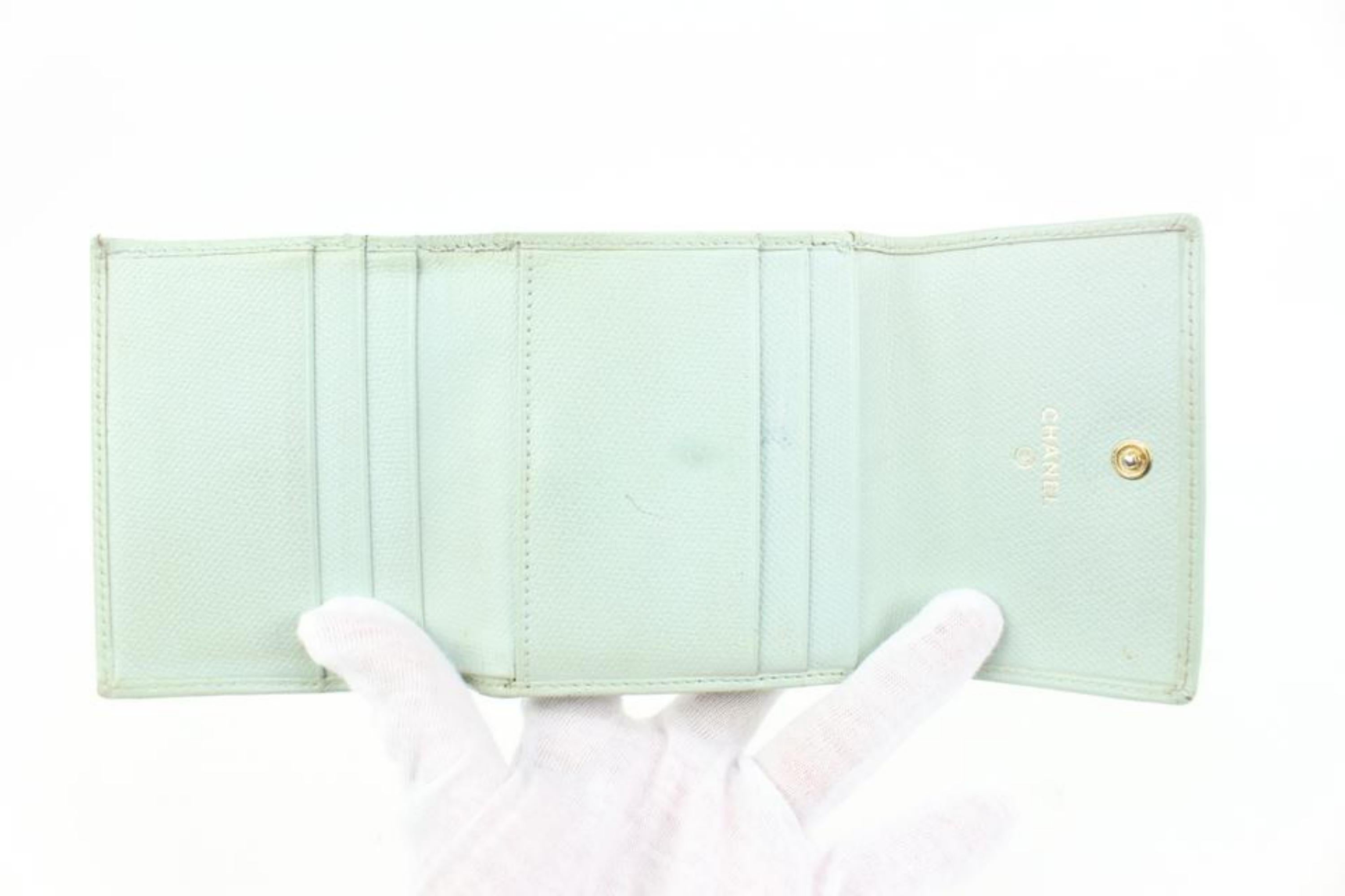 Portefeuille à trois volets compact en cuir de veau vert écume de mer Chanel 54ck325s État moyen - En vente à Dix hills, NY