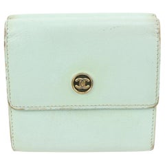 Portefeuille à trois volets compact en cuir de veau vert écume de mer Chanel 54ck325s