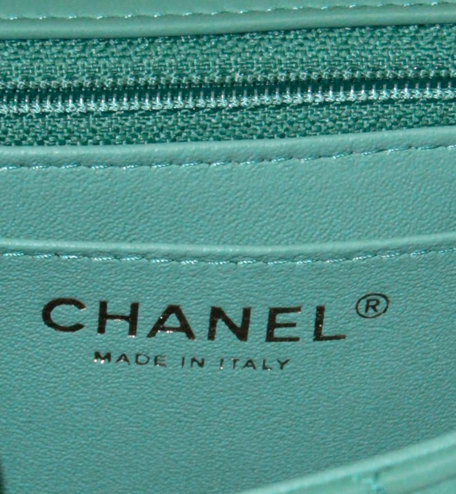 Chanel Meerschaumgrüne gesteppte rechteckige Mini-Klappentasche aus Lammfell im Angebot 3