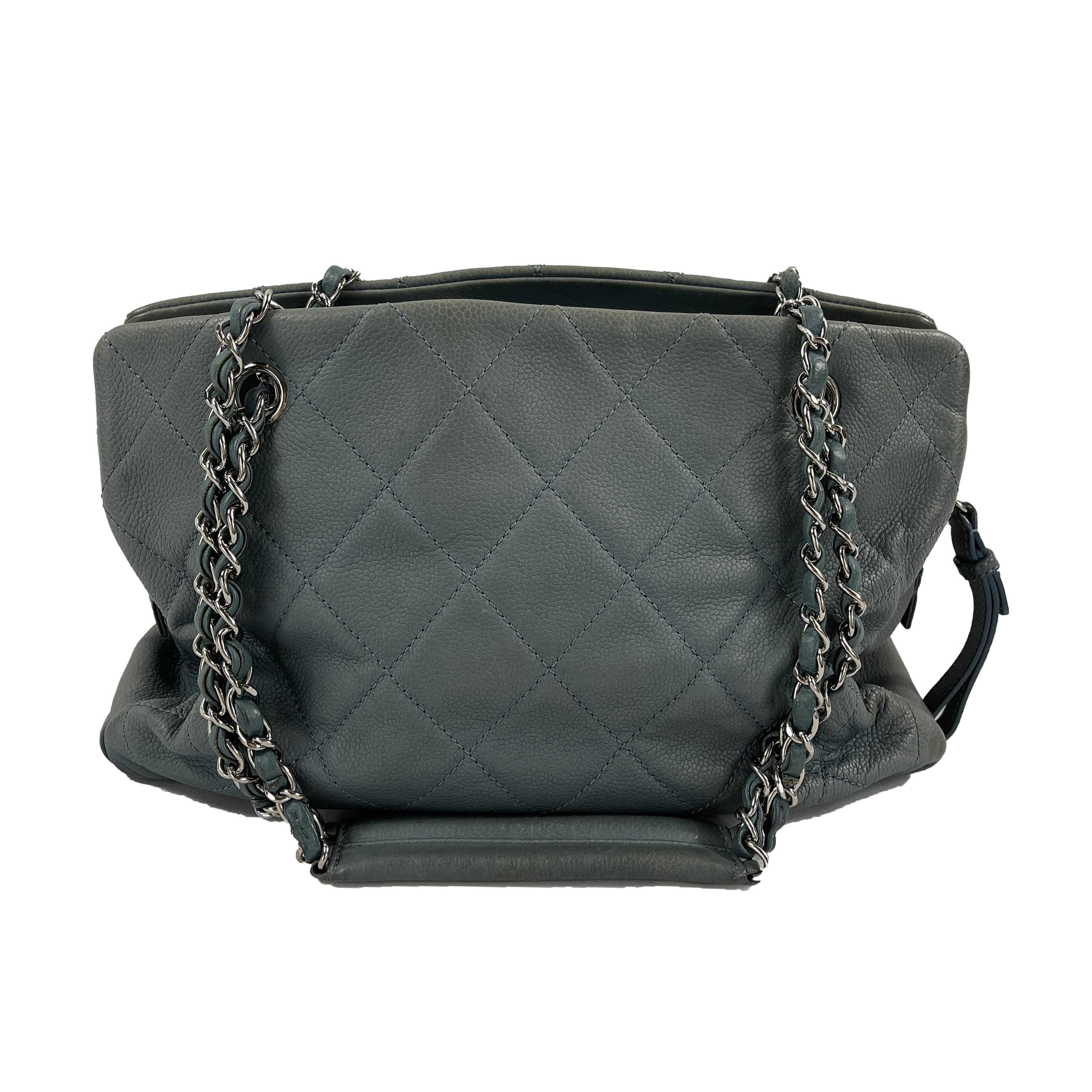CHANEL -  Seafoam / Silver CC Caviar Medium Leather Shopping Tote / Shoulder Bag

Description

From the 2010 to 2011 collection.
This timeless Chanel shopping tote is crafted with a seafoam caviar quilted leather and silver-toned hardware.
The