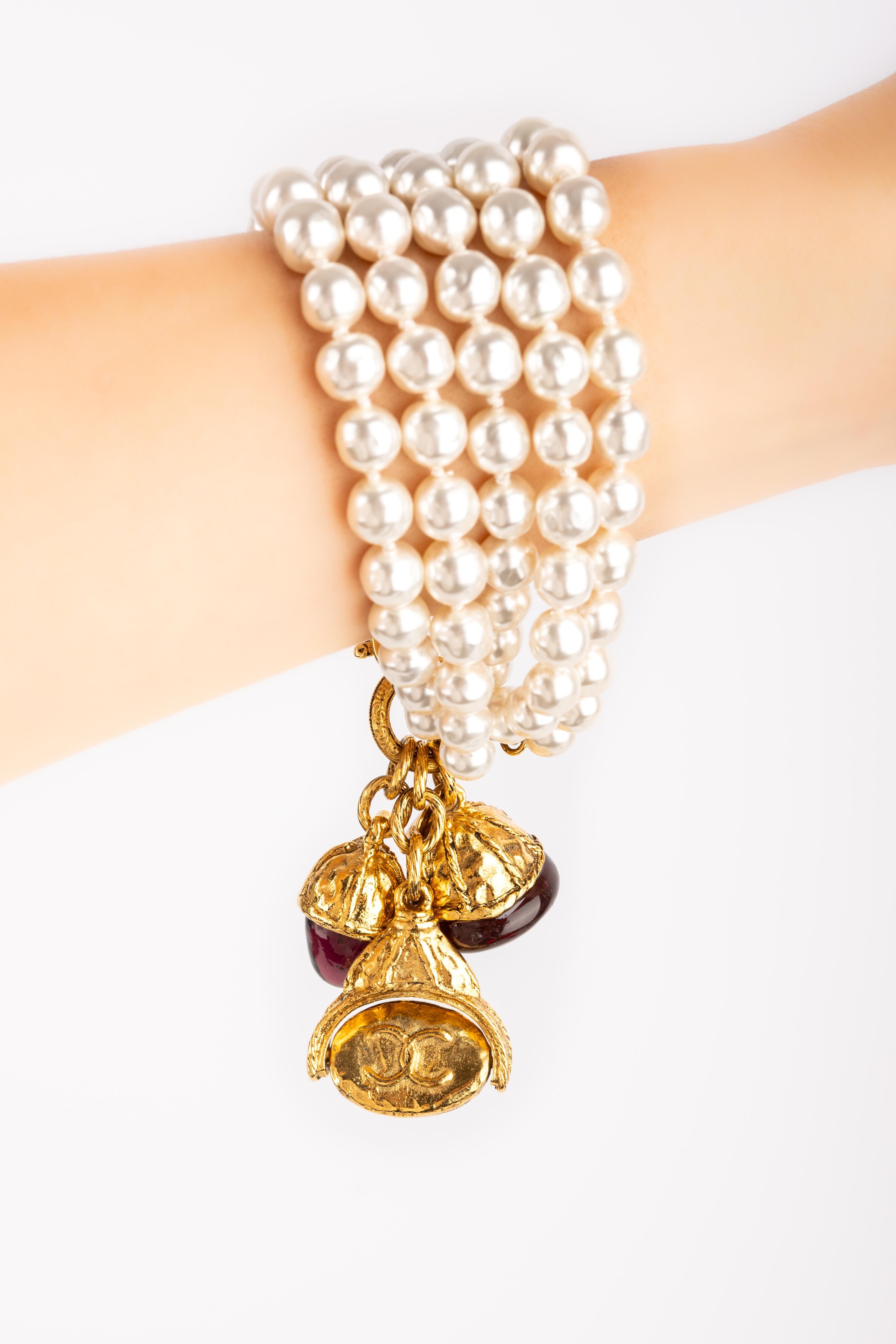 Chanel - (Made in France) Bracciale di perle in costume con metallo dorato e pasta di vetro. Gioielli degli anni '90.

Condizioni:
Ottime condizioni

Dimensioni:
Lunghezza: 20 cm

SKU:BRAB67