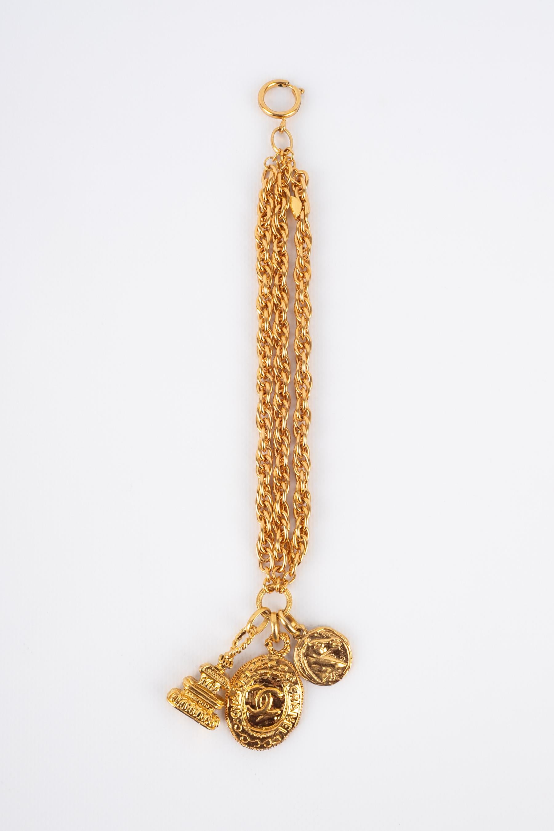 CHANEL - (Made in France) Goldenes Siegelarmband aus Metall.

Bedingung:
Sehr guter Zustand

Abmessungen:
Länge: 19 cm

BRAB19